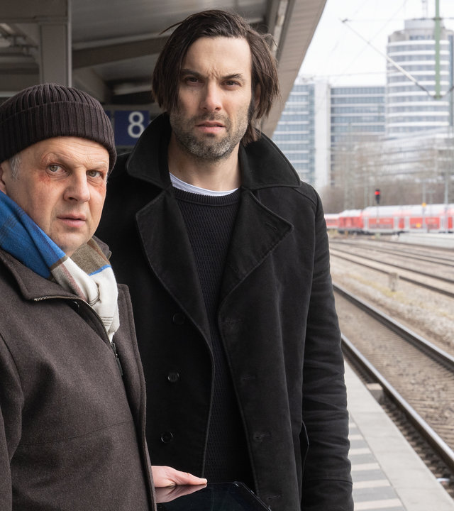 "Laim und die Tote im Teppich": Anton Simhandl (Gerhard Wittmann) und Lukas Laim (Max Simonischek) stehen nebeneinander am Bahnsteig.