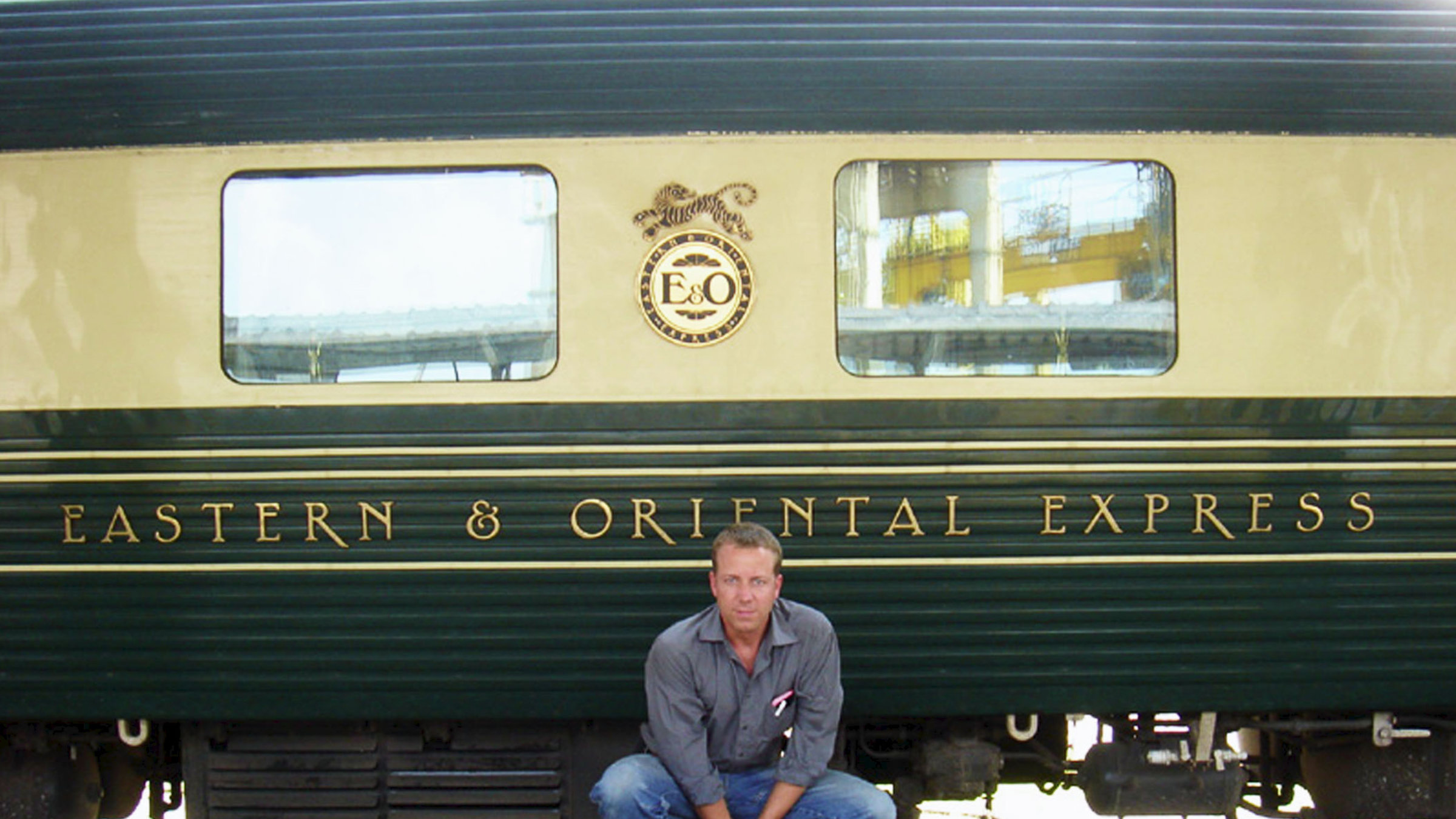 "Zug um Zug" - SF-Reporter Mitja Rietbrock vor dem Eastern and Oriental Express.