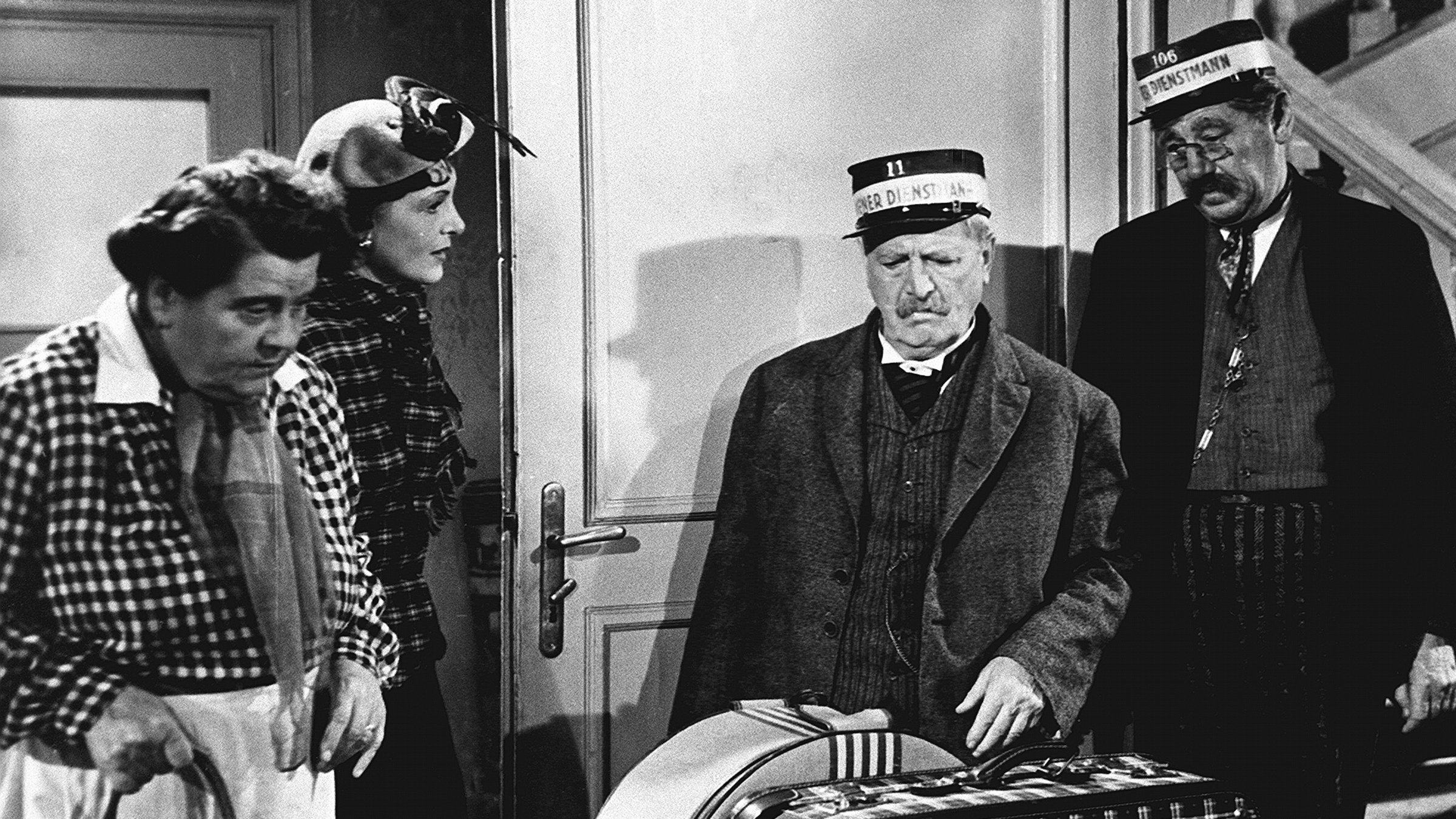 "Hallo, Dienstmann" - (v.li.): Annie Rosar (Rosa), Maria Andergast (Fr. Brandstätter), Hans Moser (Anton), Paul Hörbiger (Godai).