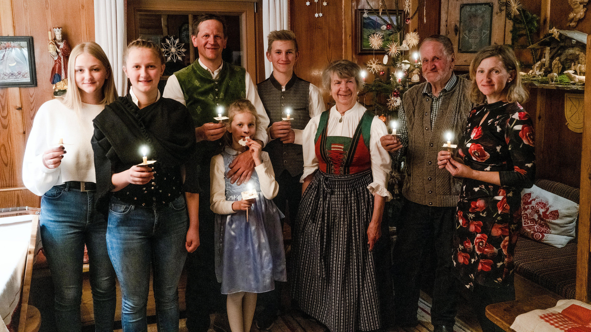 "Bergbauernleben: Der Winter": Tradition und kirchliche Bräuche werden in der Familie Lugger hochgehalten. Am Heiligen Abend versammeln sich drei Generationen zum gemeinsamen Feiern. Da wird gegessen und musiziert, gesegnet und gedankt, was alles gut war im vergangenen Jahr.