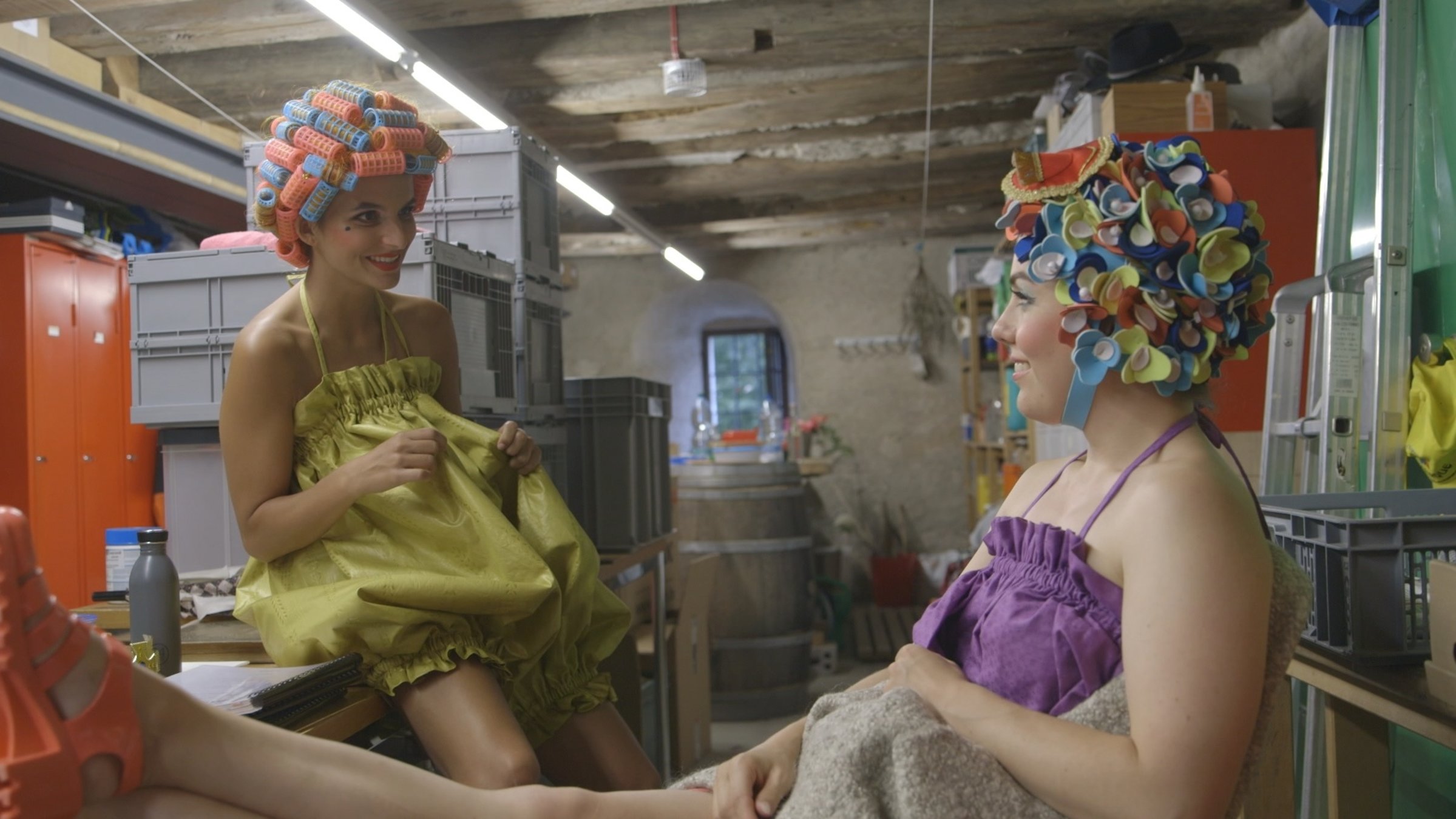 "Inseln der Schweiz: Hallwyl" - Zwei Frauen in bunten Kostümen.