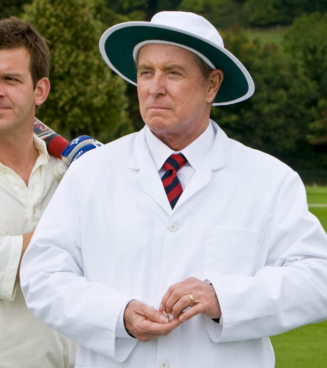 "Inspector Barnaby: Sportler und Spione": Außenaufnahme auf dem Cricket-Platz - DS Ben Jones (Jason Hughes) und DCI Tom Barnaby (John Nettles) stehen nebeneinander im Cricket-Outfit.