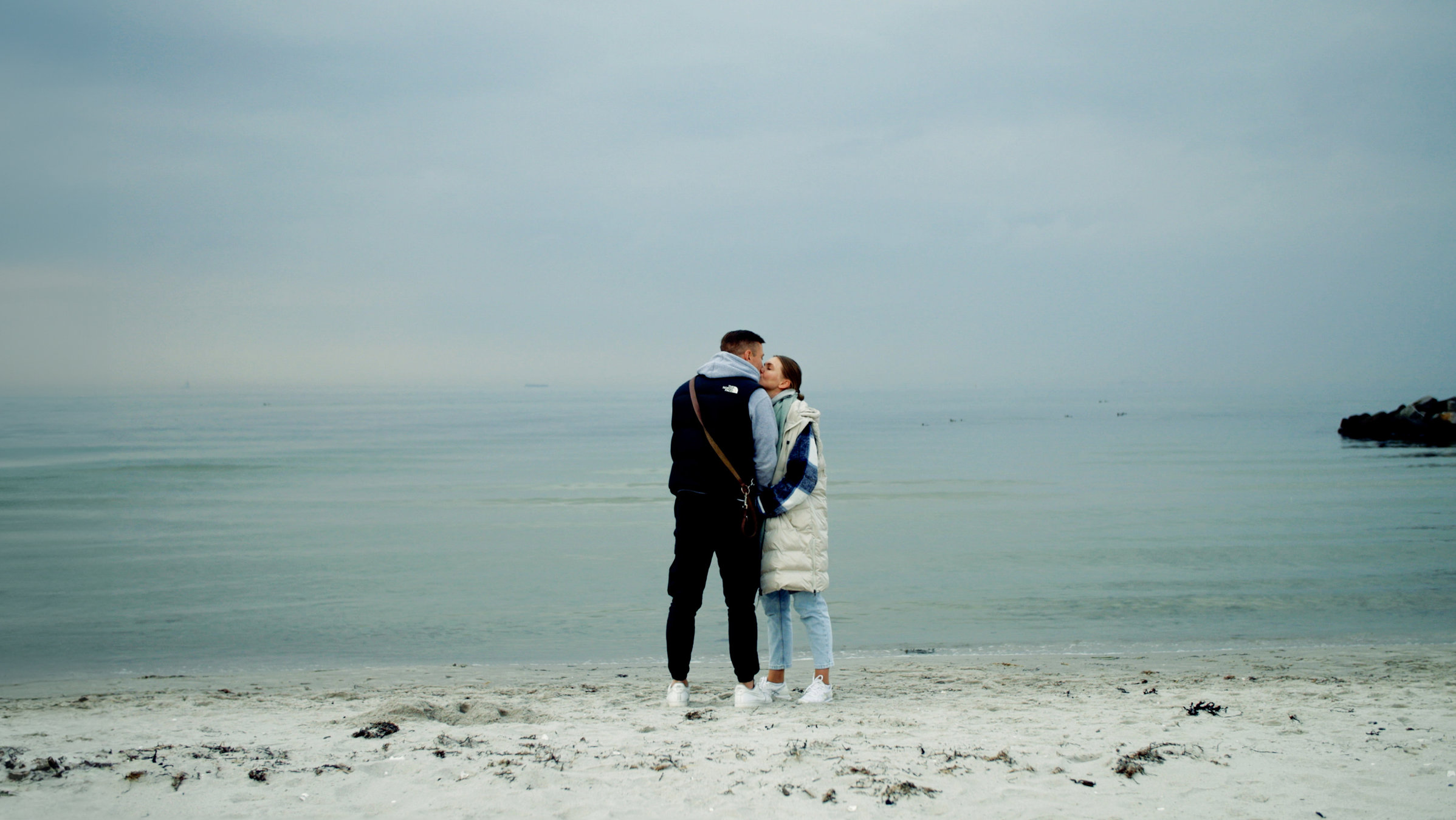 "Wie wir lieben wollen": Svenja und Johannes stehen an einem Strand und küssen sich.