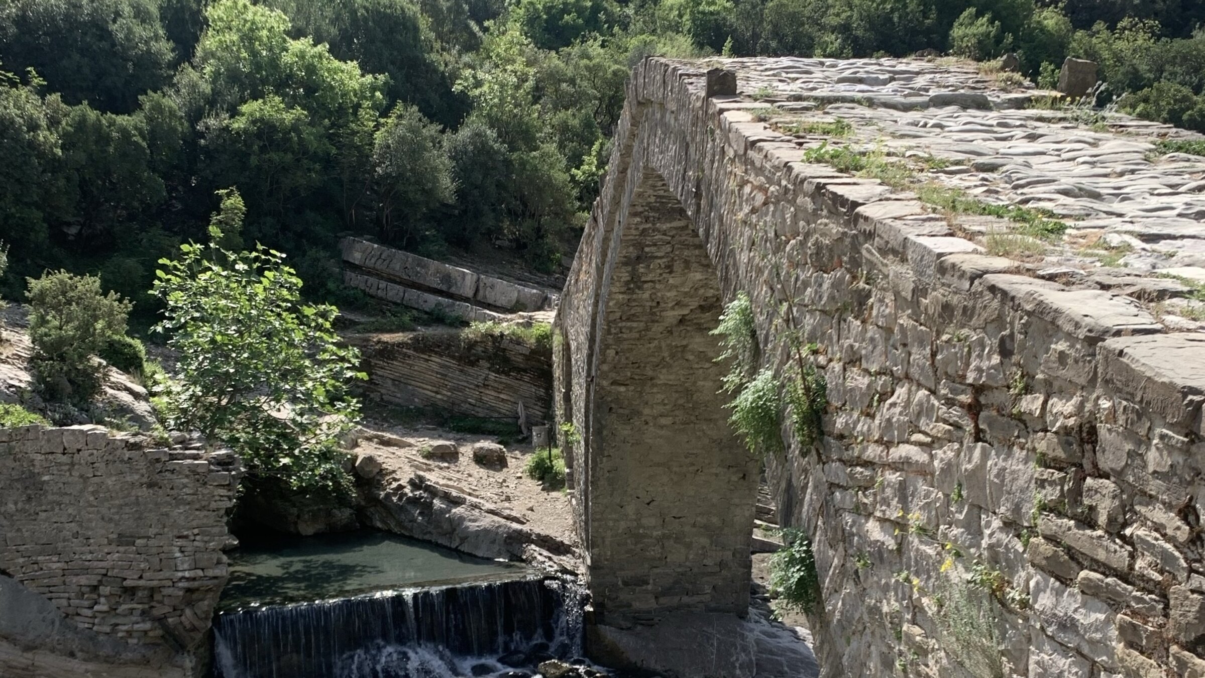 "Albanien - Geheimtipp und Abenteuer": Blick auf die Langarica-Brück im Vjosa-Gebiet