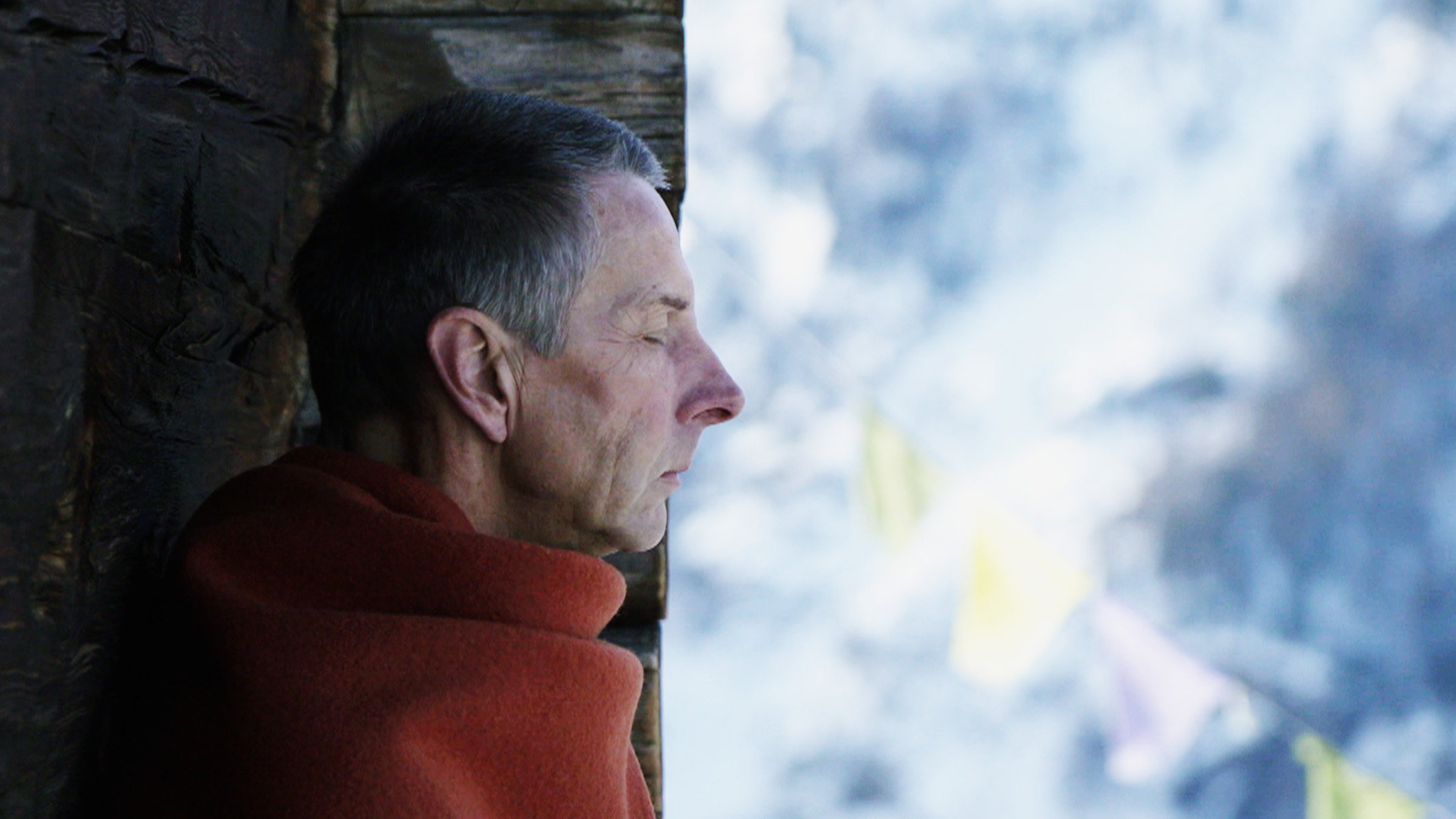 "Der Einsiedler": Bruder Markus im Porträt mit geschlossenen Augen