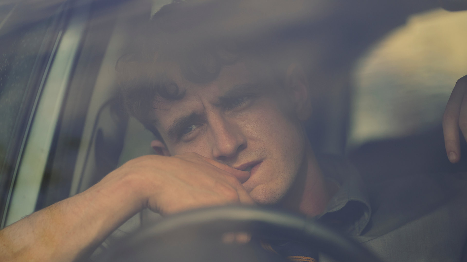 "Normal People - Druck": Connell (Paul Mescal) sitzt in einem Auto und schaut nachdenklich in die Ferne.
