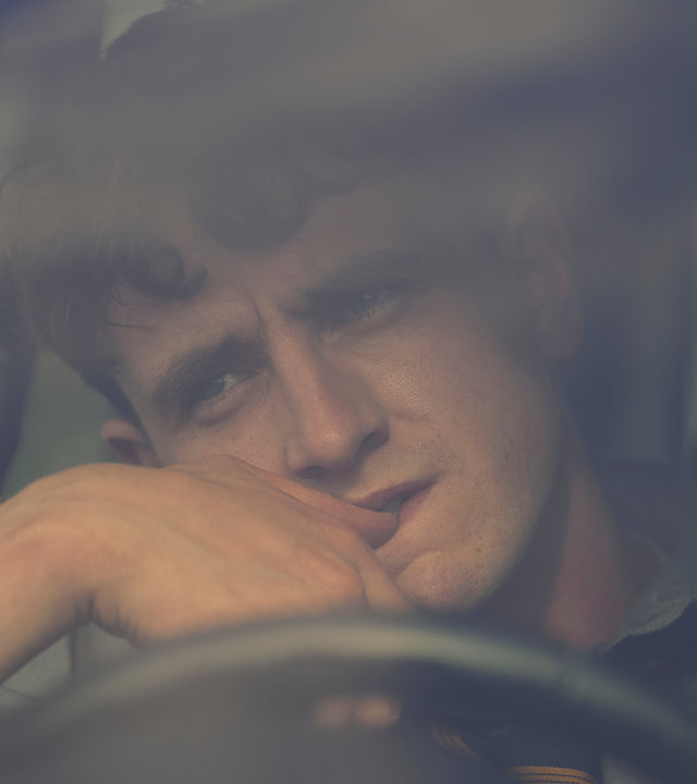 "Normal People - Druck": Connell (Paul Mescal) sitzt in einem Auto und schaut nachdenklich in die Ferne.