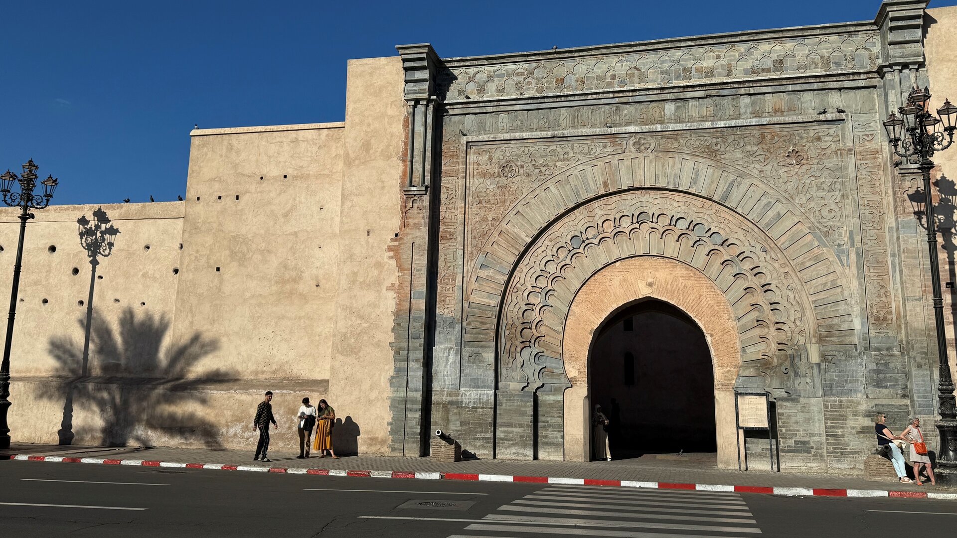 "Abenteuer Auswandern - Neuanfang in Marokko": Das historische Stadttor von Marrakesch, das Bab Agnaou, liegt unter blauem Himmel.