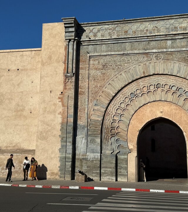 "Abenteuer Auswandern - Neuanfang in Marokko": Das historische Stadttor von Marrakesch, das Bab Agnaou, liegt unter blauem Himmel.
