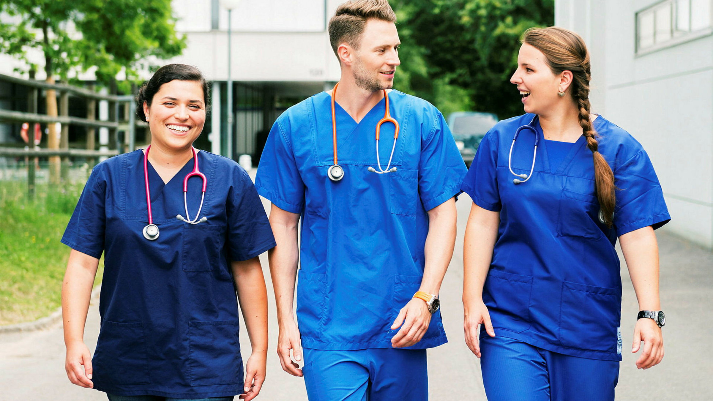 "Tierärztin 24/7 (3/4) - Jasmin kann wieder laufen": Die drei jungen Tierärzte Eléonore, William und Gwennaëlle machen ihre ersten Erfahrungen im Berufsleben. Freude und Drama wechseln sich zum Teil stündlich ab.