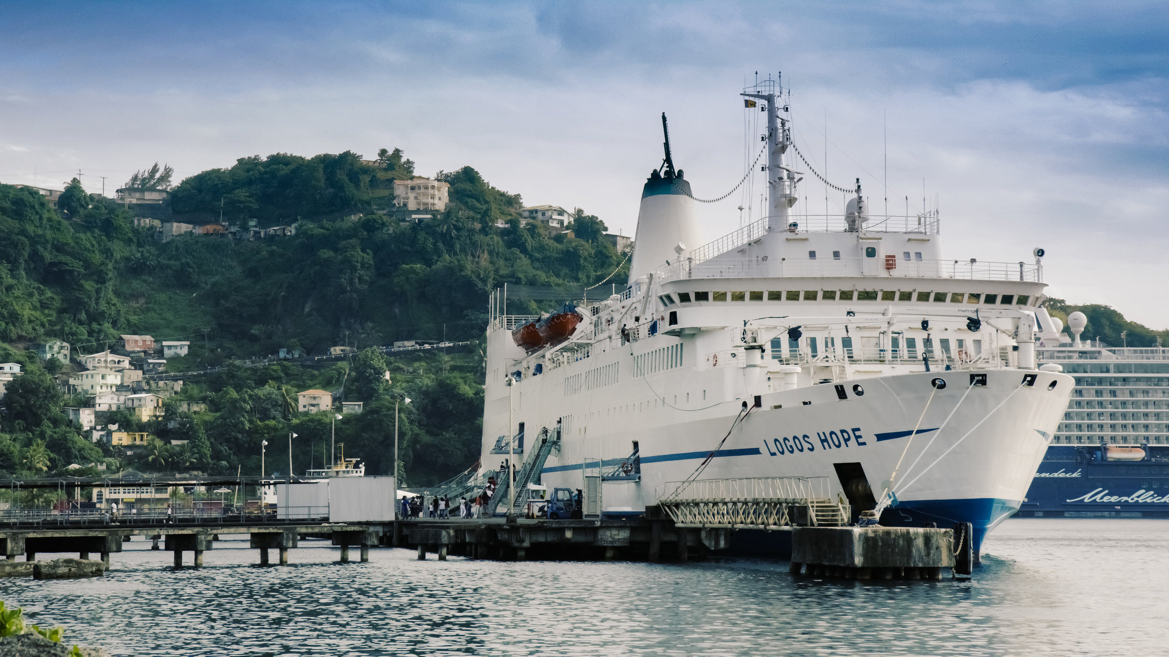 "Wo Bücher die Welt bedeuten - Karibik, St. Vincent und die Grenadinen": Die "Logos Hope" liegt seit gut einer Woche im Hafen von Kingstown, der Hauptstadt von St. Vincent und den Grenadinen. Auf dem Schiff, das von der evangelikalen Organisation "Operation Mobilisation" geführt wird, dreht sich alles um Bücher.