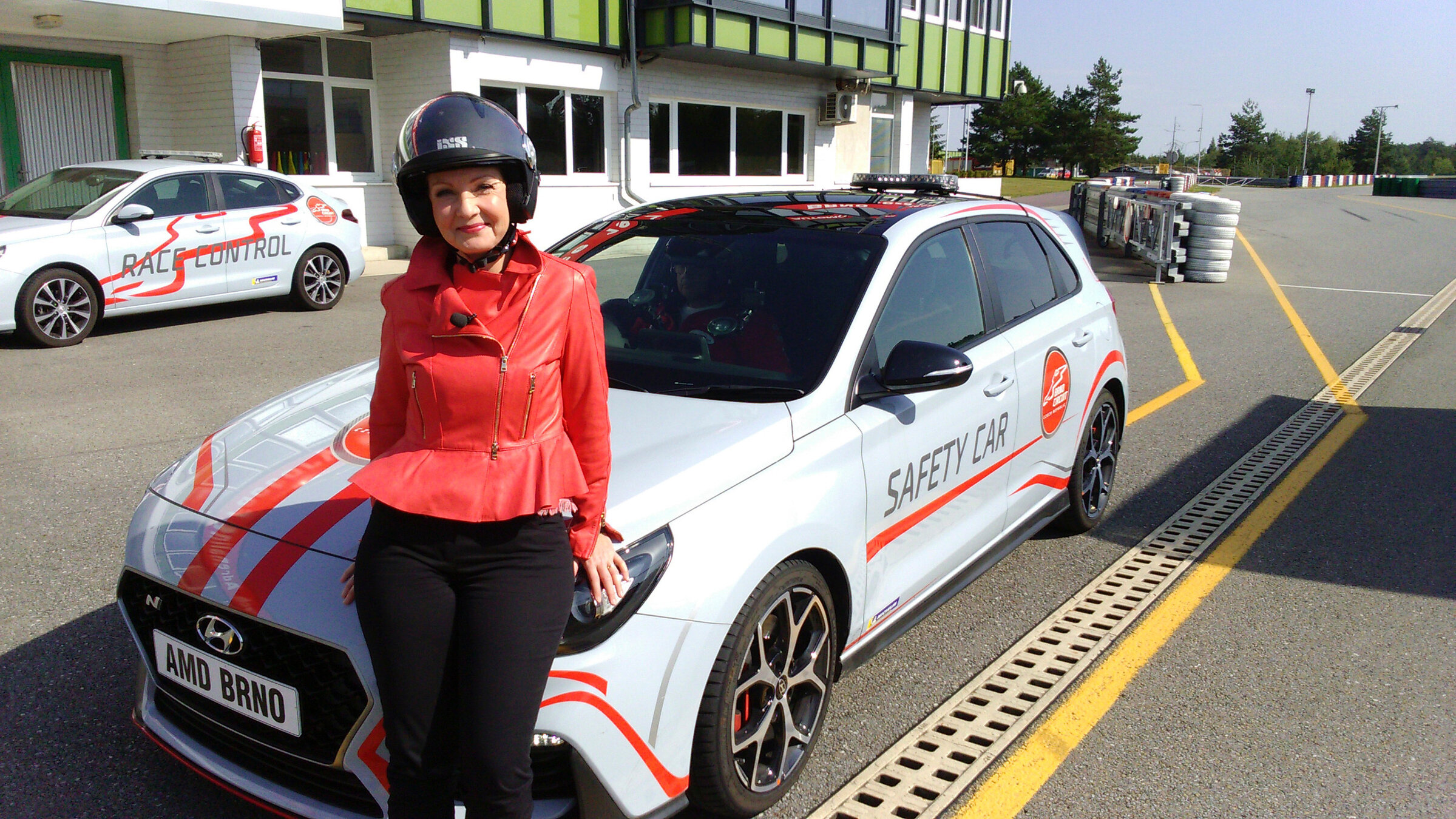 "Eine Reise zu Sachsens Nachbarn – Heute fahr'n nach Brünn": Moderatorin Beate Werner auf der Rennstrecke Automotodrom in Brünn.