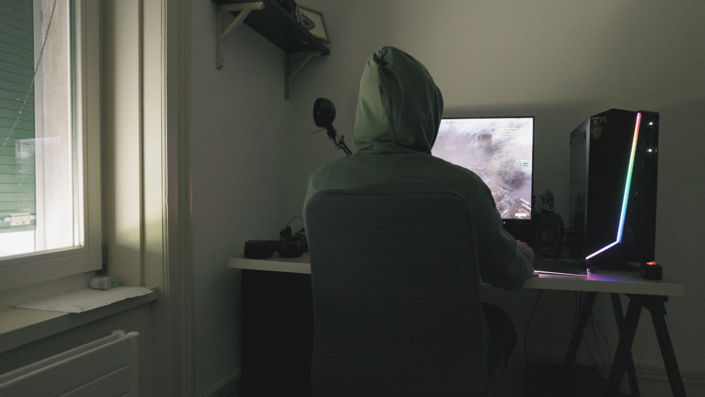 "Raus aus der Online-Sucht – Dank Therapie zurück ins Leben": Person am Computer, Screenshot aus dem Film.