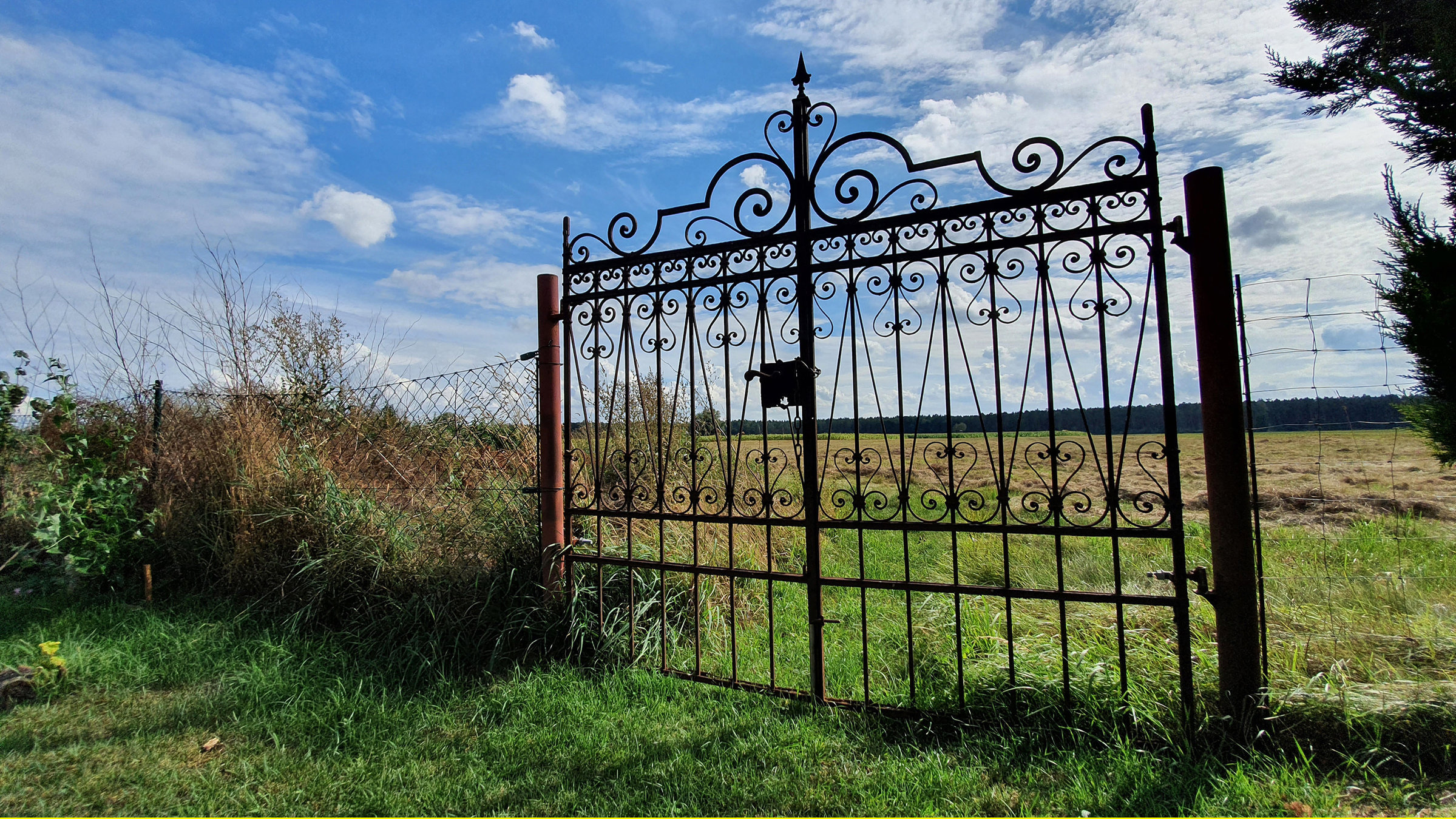 "Rund um den Wandlitzsee": Ein altes Tor, durch das man auf die weite Landschaft blickt.