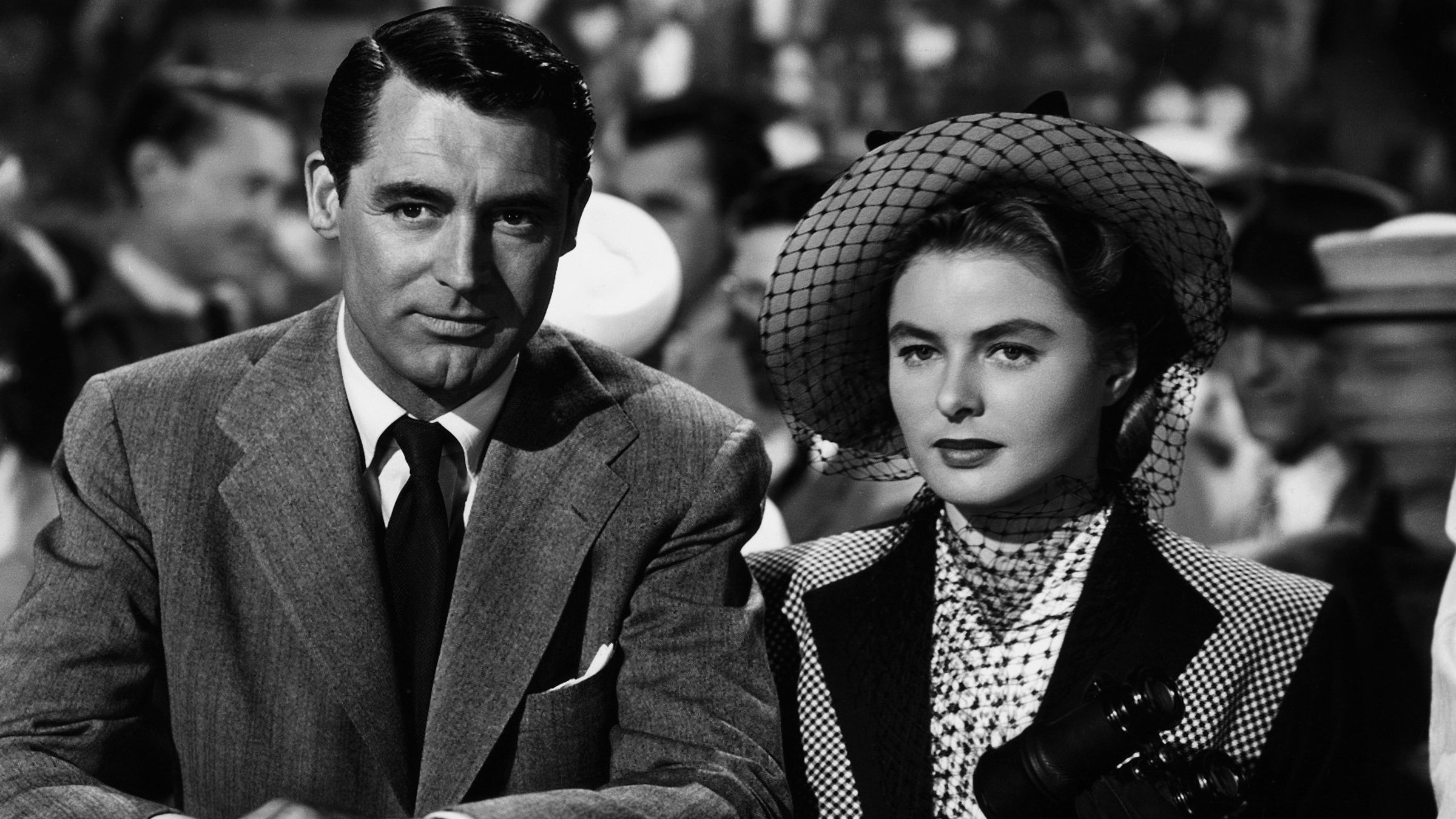 "Berüchtigt" - Während eines Pferderennens gibt Alicia (Ingrid Bergman) dem amerikanischen Abwehragenten Devlin (Cary Grant) interessante Informationen über ihren ersten Besuch im Hause des Verschwörers Sebastian. Sie muss ihren Erfolg teuer bezahlen. Devlin, den sie liebt, wird ihr privat entfremdet.