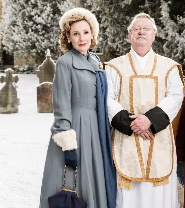 "Father Brown - Ein Frohes Fest": Lady Felicia (Nancy Carroll), Father Brown (Mark Williams) und Mrs. McCarthy (Sorcha Cusack) stehen nebeneinander vor einem verschneiten Friedhof.