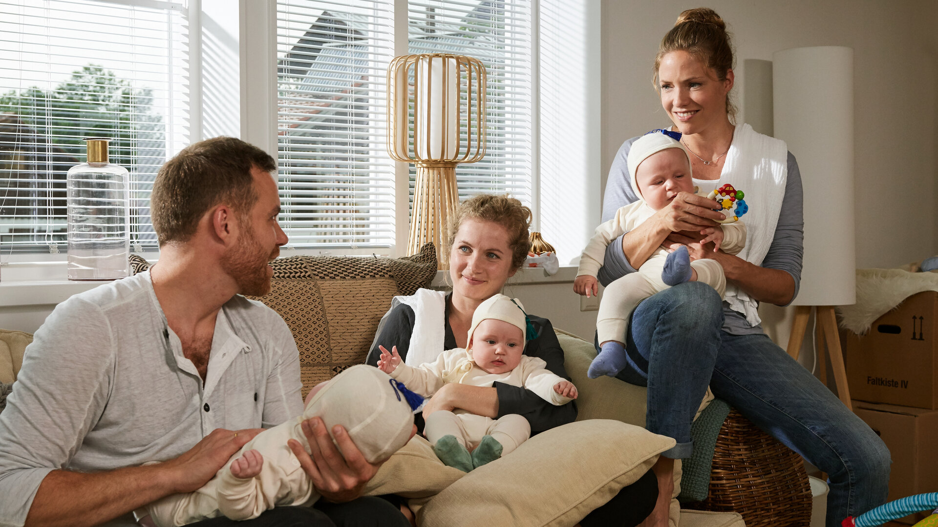 "Lena Lorenz - Babyglück hoch drei": Hebamme Lena Lorenz (Patricia Aulitzky) und die Eltern Emma (Cornelia Gröschel) und Karl Wagner (Bernhard Piesk) in deren Wohnzimmer. Alle drei halten jeweils ein Baby im Arm.
