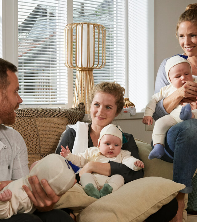 "Lena Lorenz - Babyglück hoch drei": Hebamme Lena Lorenz (Patricia Aulitzky) und die Eltern Emma (Cornelia Gröschel) und Karl Wagner (Bernhard Piesk) in deren Wohnzimmer. Alle drei halten jeweils ein Baby im Arm.