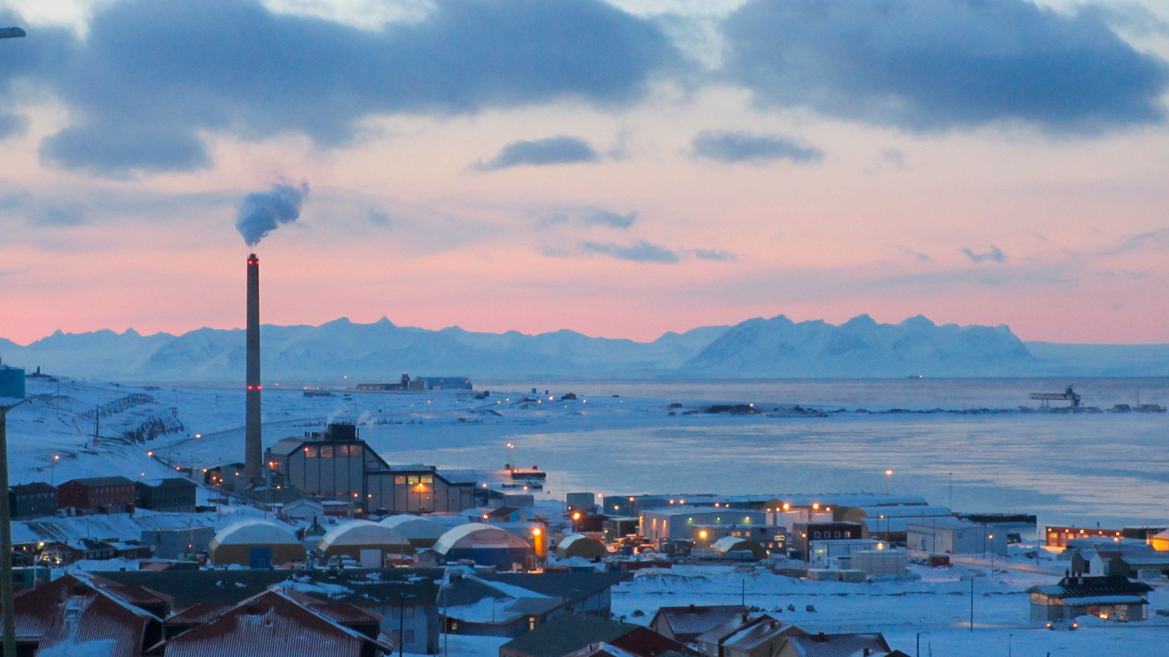 "Menschen am Rande der Welt - Spitzbergen": Blick über Spitzbergen bei Sonnenaufgang