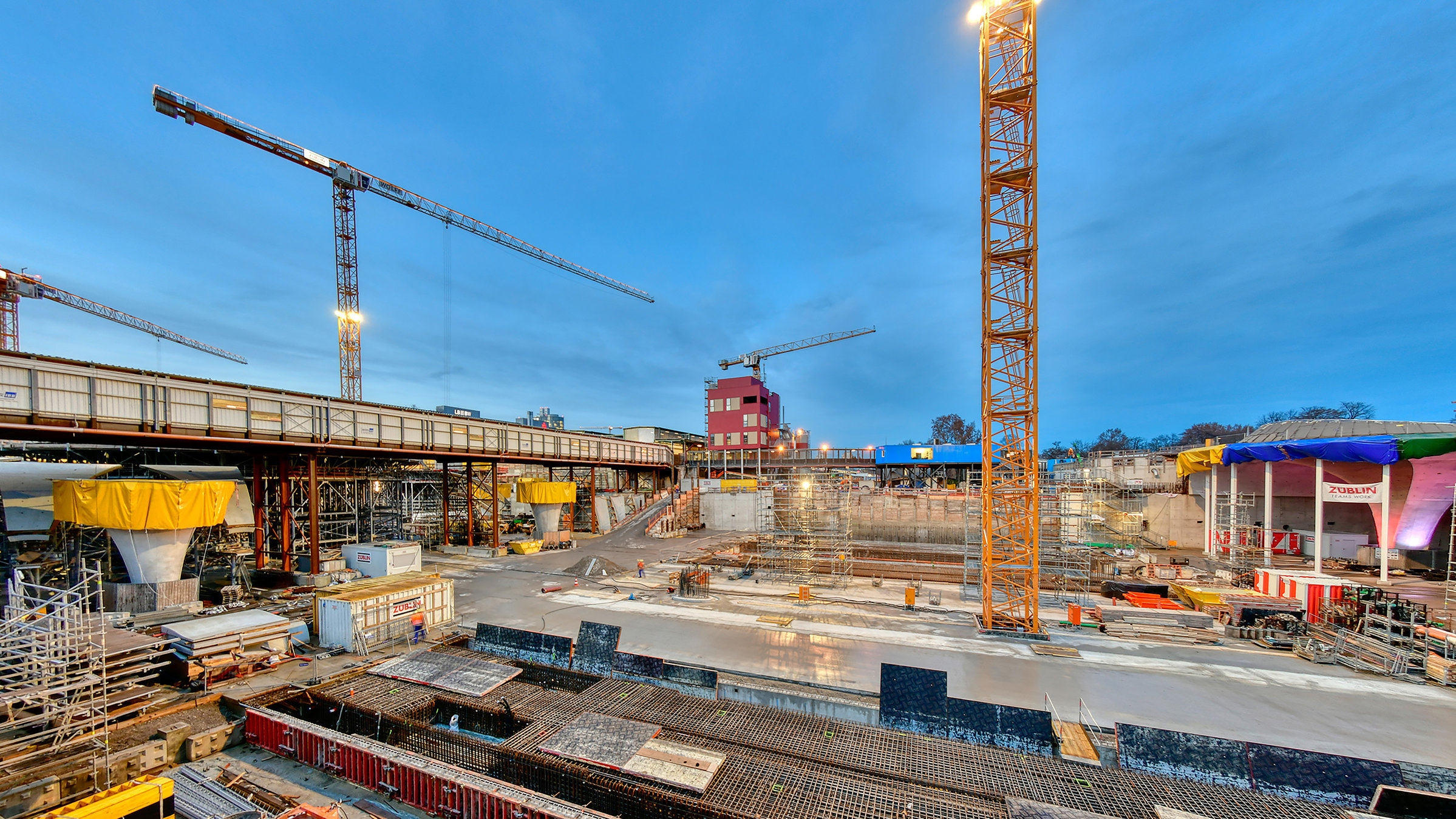 "Baustelle Bürokratie - Warum Großprojekte scheitern": Baustelle Tiefbahnhof Stuttgart 21 bei Nacht.