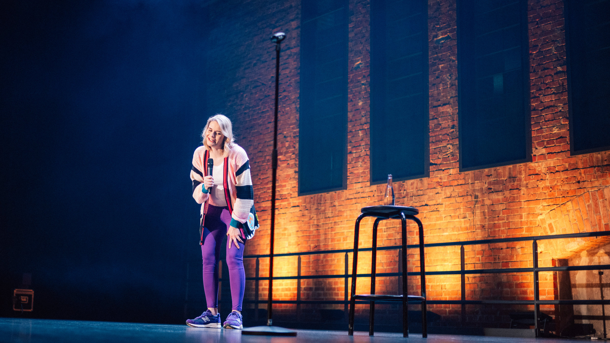 "Hazel Brugger: Kennen Sie diese Frau?": Hazel Brugger steht auf der Bühne und präsentiert ihr neues Programm.