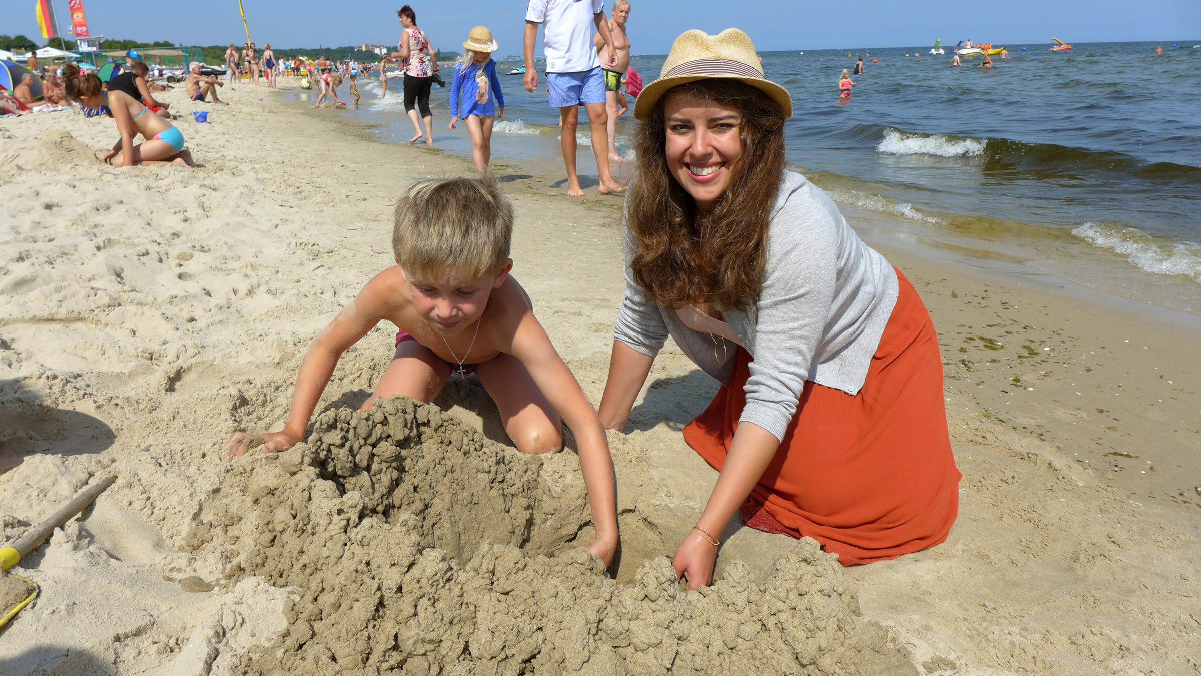 "Usedom, da will ich hin!" - Kleckerburgbauen mit Moderatorin Simin Sadeghi.