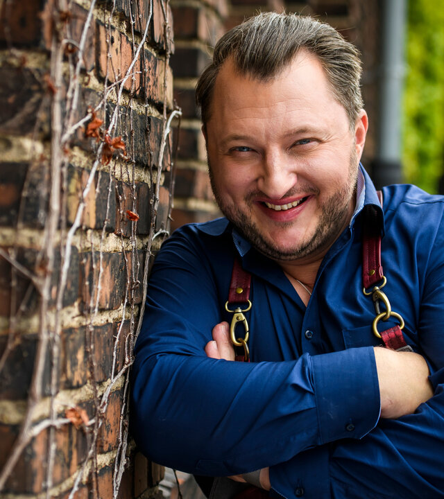 "ZDFzeit: Die Tricks der Lebensmittelindustrie - Sandwich, falscher Döner, Zwiebelringe": Nahaufnahme von Sebastian Lege. Er lehnt lächelnd an einer Hauswand.