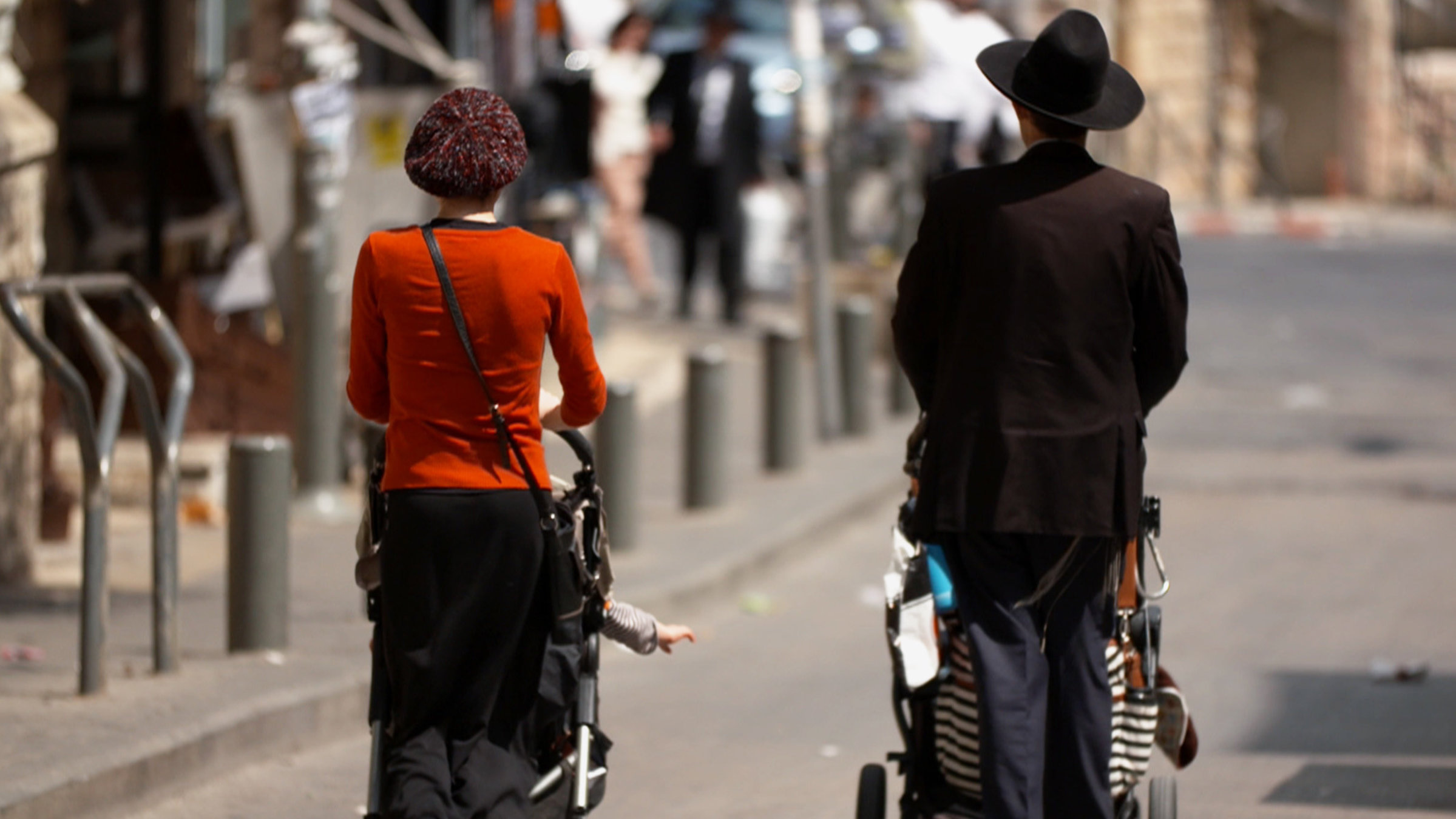 "Fromme Fremde - ultraorthodoxe Juden und Sexualität" - Ein Paar von hinten, beide schieben jeweils einen Kinderwagen