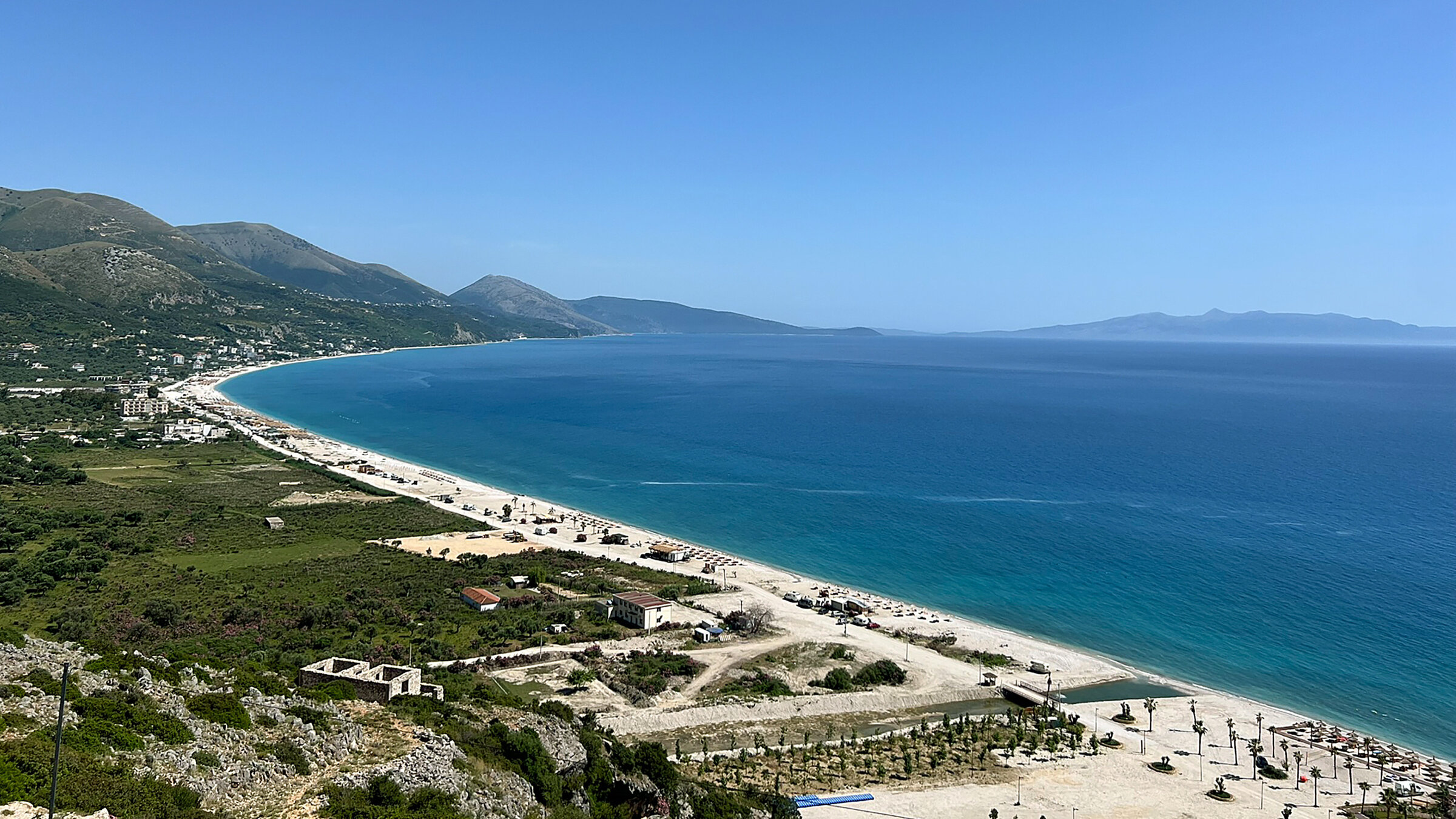 "Albanische Riviera, da will ich hin!": Ausblick auf den Strand von Borsh.