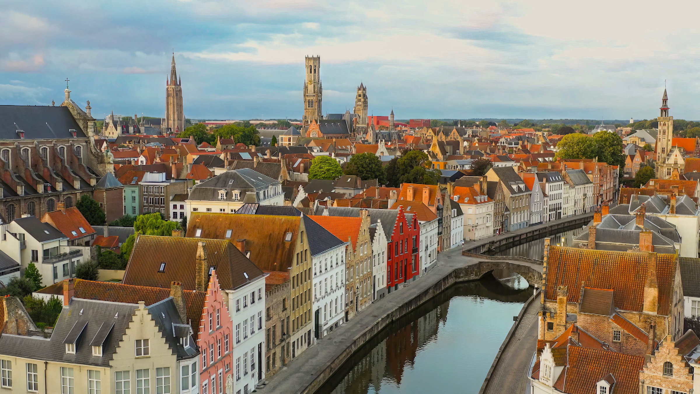 "Luxemburg und Belgien von oben": Blick von schräg oben auf Brügge, einer Stadt mit mittelalterlichen Gebäuden, durch die sich ein Kanal zieht.