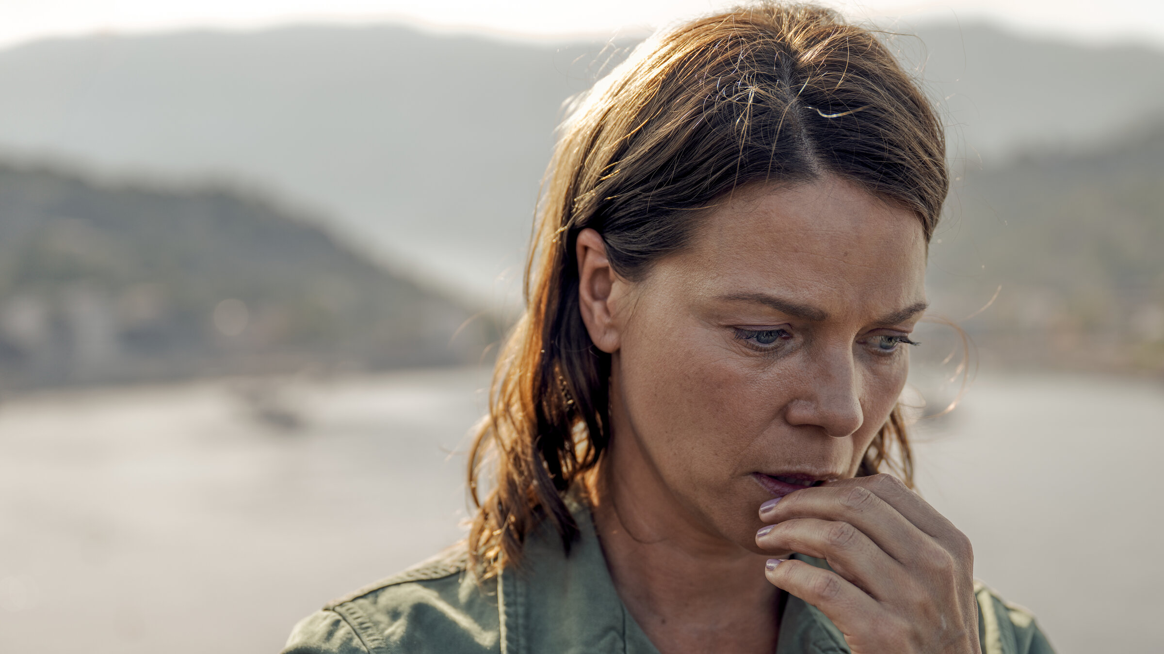 "Lillys Verschwinden (2)": Nahaufnahme: Anna Bischoff (Jessica Schwarz) schaut nachdenklich zu Boden.