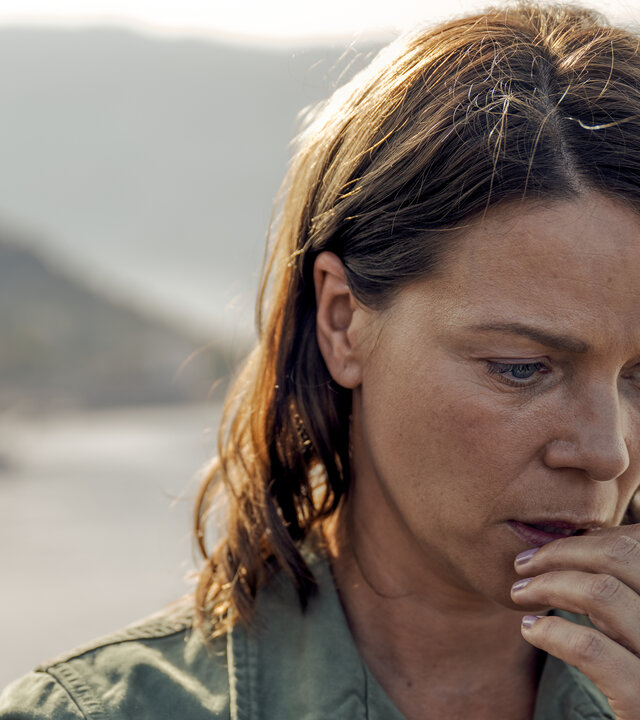 "Lillys Verschwinden (2)": Nahaufnahme: Anna Bischoff (Jessica Schwarz) schaut nachdenklich zu Boden.