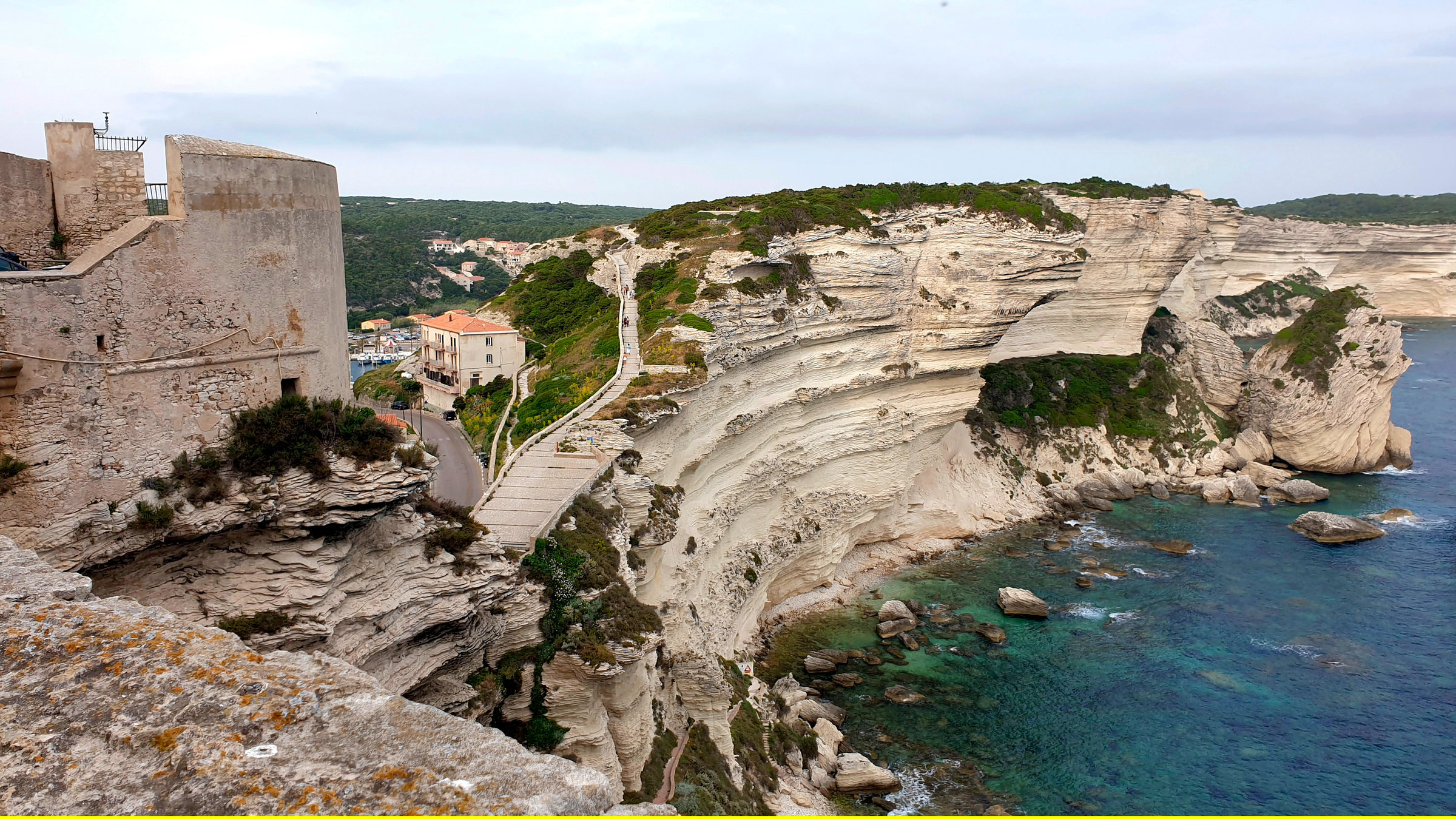 "Korsika - Wilde Insel im Mittelmeer": Die Kalksteinklippen von Bonifacio.
