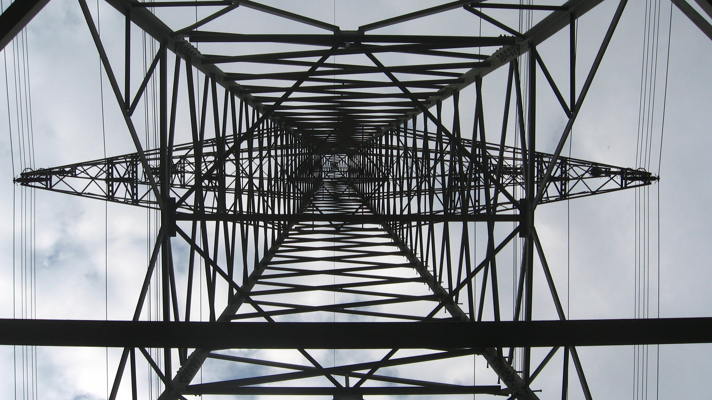 "planet e.: Blackout - Angriff auf unser Stromnetz": Blick von unten in einen Strommast.