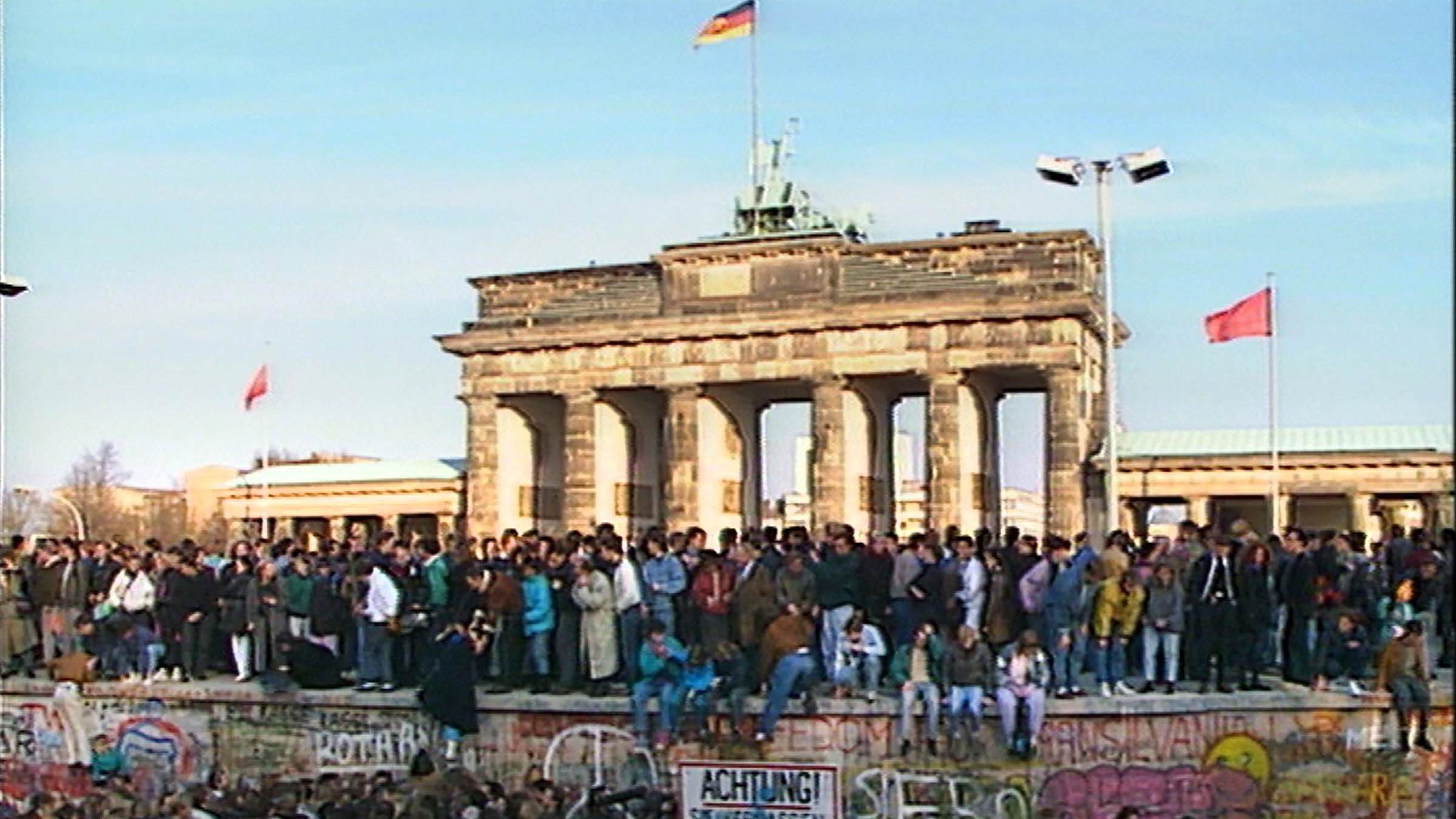 "Berlin - Schicksalsjahre einer Stadt: Die 80er": Am Tag nach dem Mauerfall in Berlin.