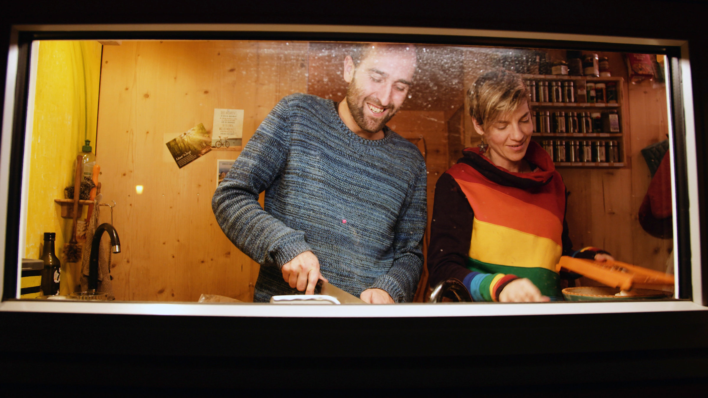 "37° Der Traum vom kleiner Wohnen - Abenteuer Tiny House": Hanna und Michael bereiten gemeinsam das Essen im Tiny House vor.
