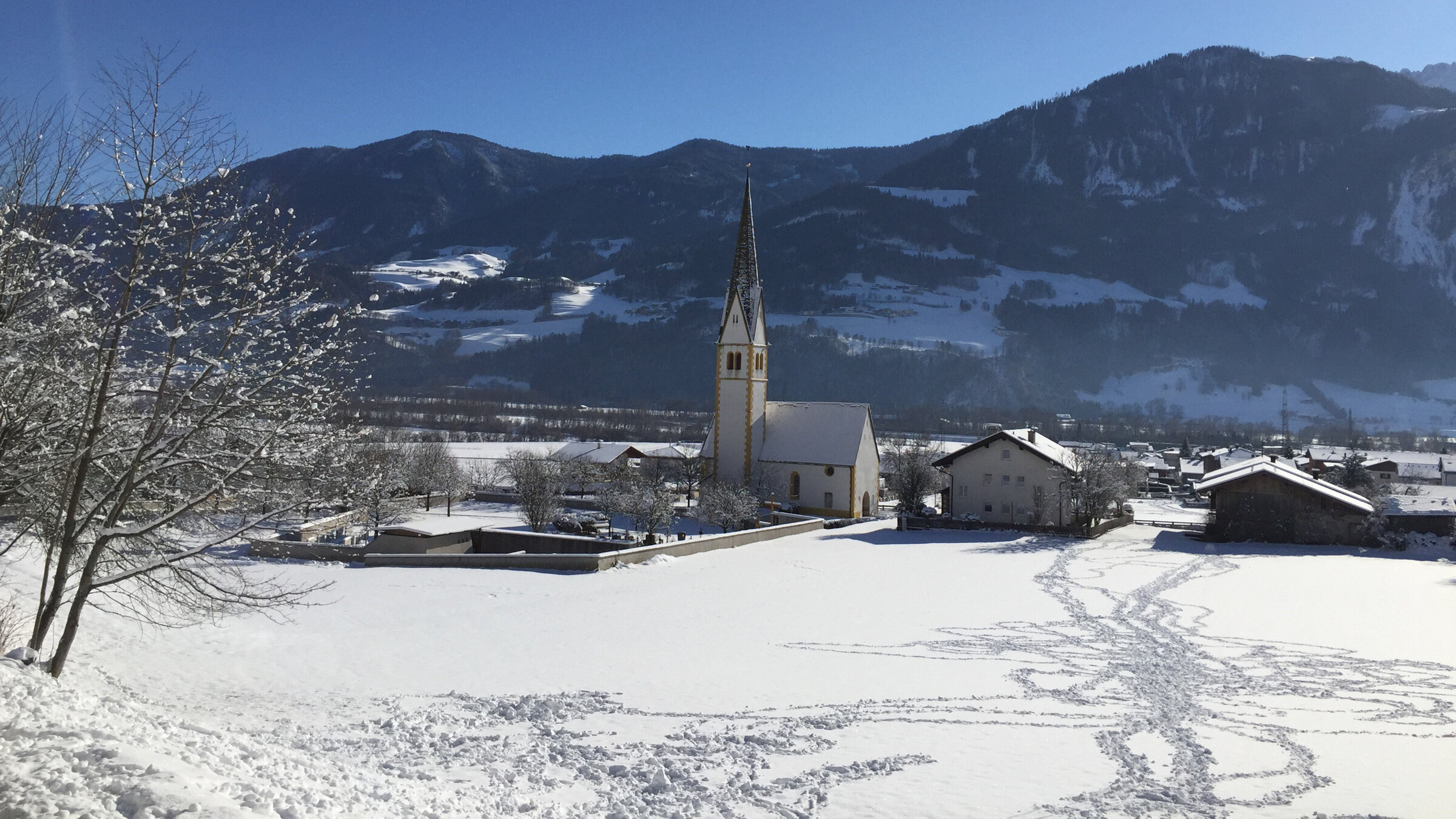 "Magische Weihnachten - In Stans - Von Lametta und Weihnachtsbrauchtum in Tirol": Stans, im Hintergrund Schwaz, Gallzein und Koglmoos.