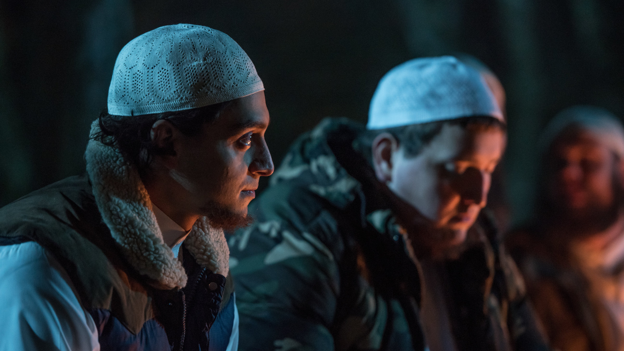 "Bruder – Schwarze Macht: Himmel und Hölle": Melih (Yasin Boynuince) sitzt in der Dunkelheit neben seinem Freund Tobi (Rouven Israel).