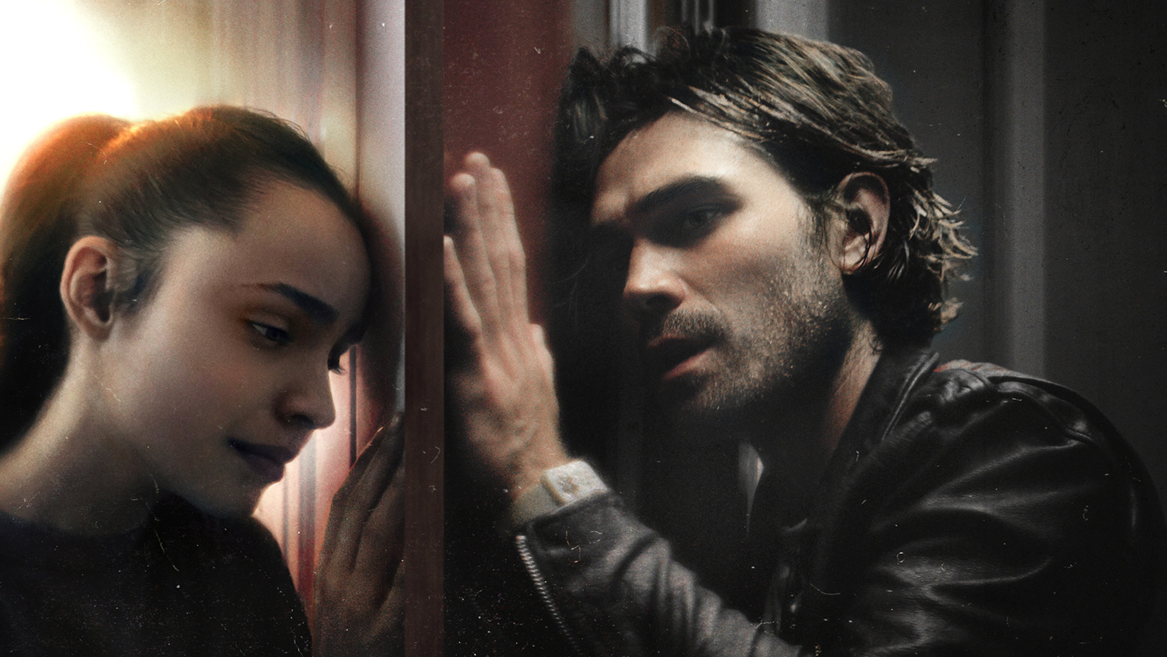 "Songbird": Sara Garcia (Sofia Carson) und Nico Price (K.J. Apa) lehnen von entgegengesetzten Seiten an einer verschlossenen Tür.