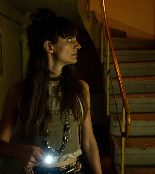 "SOKO Stuttgart - Bis der Punk uns scheidet": Kasia Nowak (Verena Zaiser) steht in einem dunklen Treppenhaus und schaut sich verängstigt um. In der einen Hand hält sie eine kleine Taschenlampe.
