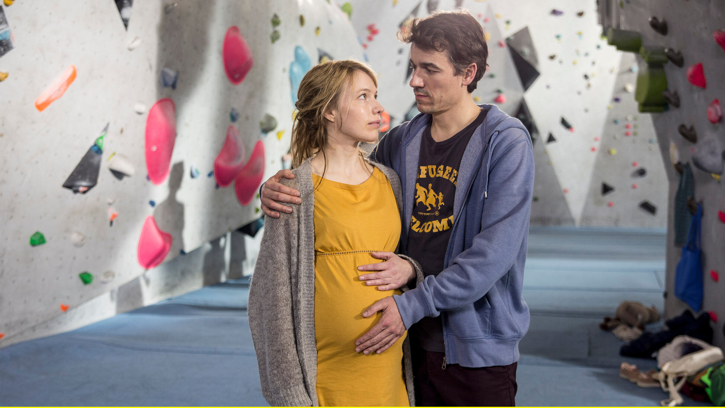 "Nö": Dina und Michael, er Arzt, sie Schauspielerin, sind eigentlich glücklich in ihrer Beziehung, bis Michael beginnt, laut über eine Trennung nachzudenken. Die Frage „Könnten wir nicht glücklicher sein als in dieser Konstellation?“ steht im Raum. Aber Dina sagt: „Nö.“ - Dina (Anna Brüggemann) und Michael (Alex Khuon) in der Kletterhalle.