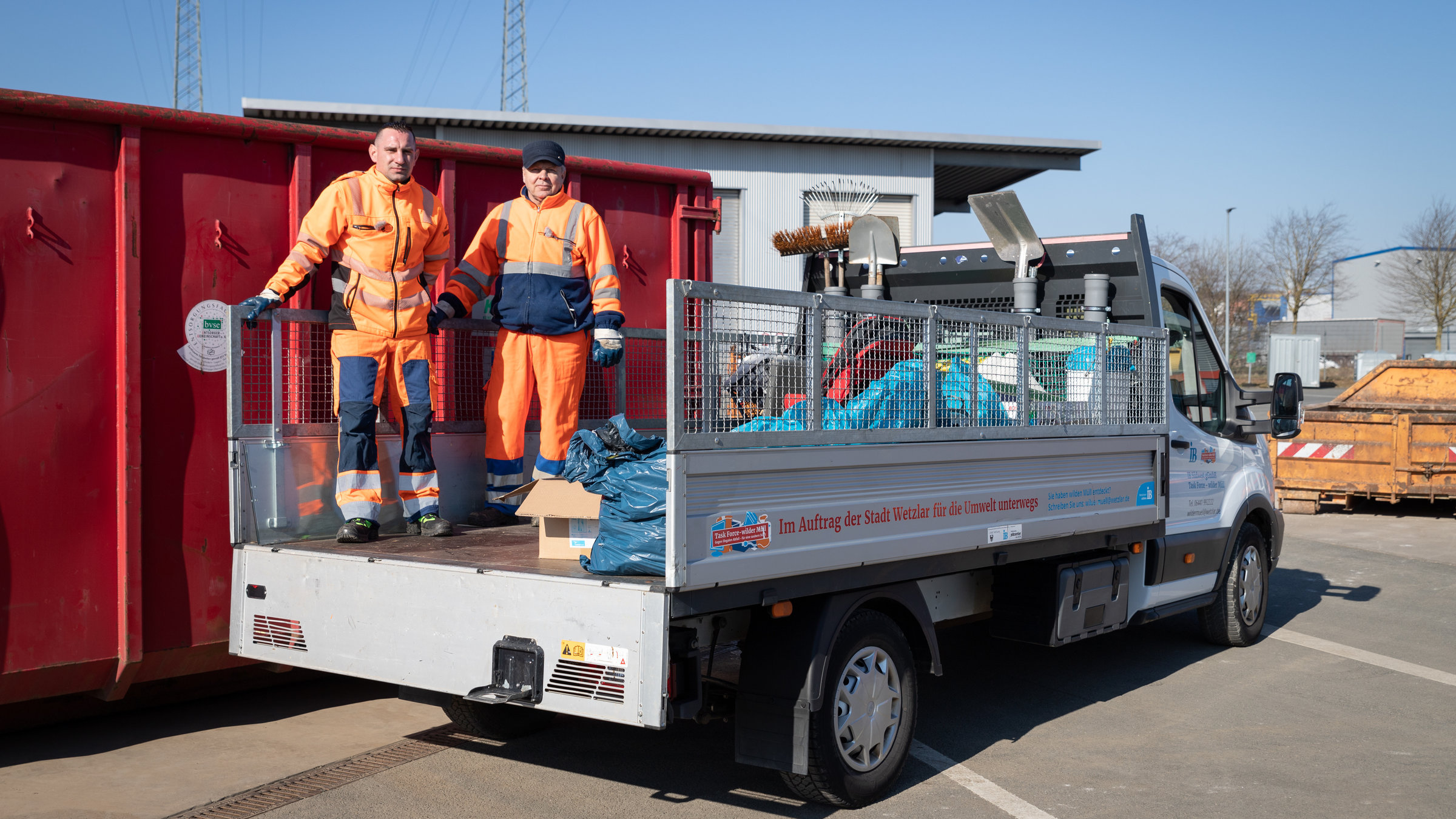 "37° Leben – Der Müll muss weg": Matthias und Eugen von "Taskforce Wilder Müll" entsorgen illegalen Müll auf dem Wertstoffhof Wetzlar.