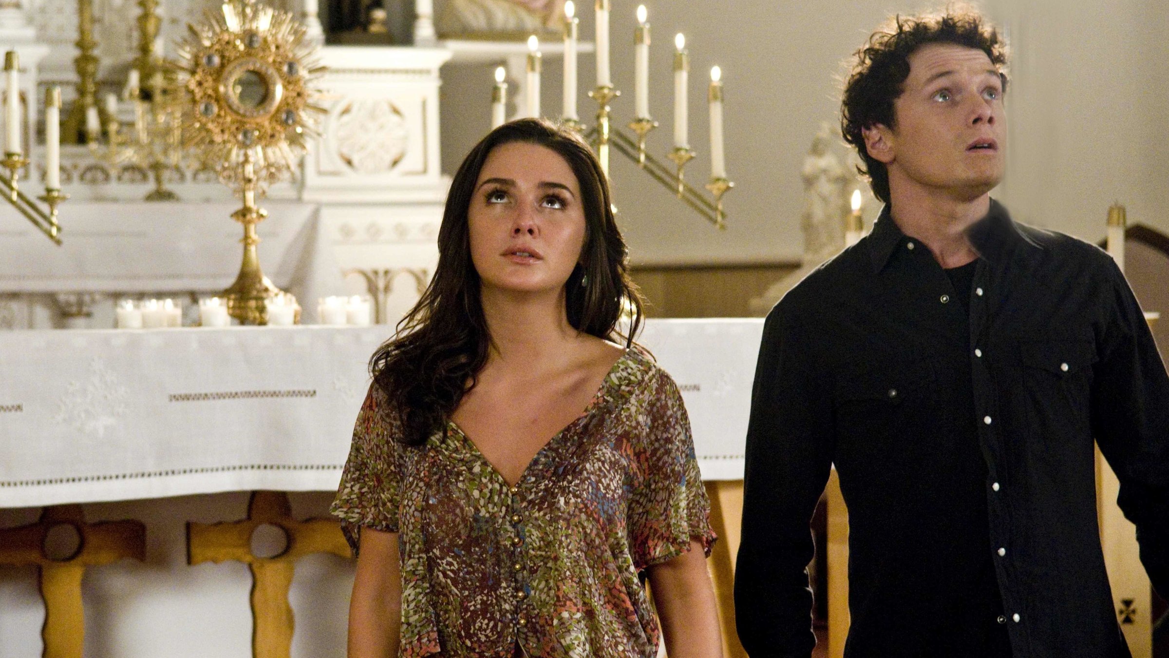 "Odd Thomas": Odd (Anton Yelchin) und Stormy (Addison Timlin) sehen sich nervös in einer Kapelle um.
