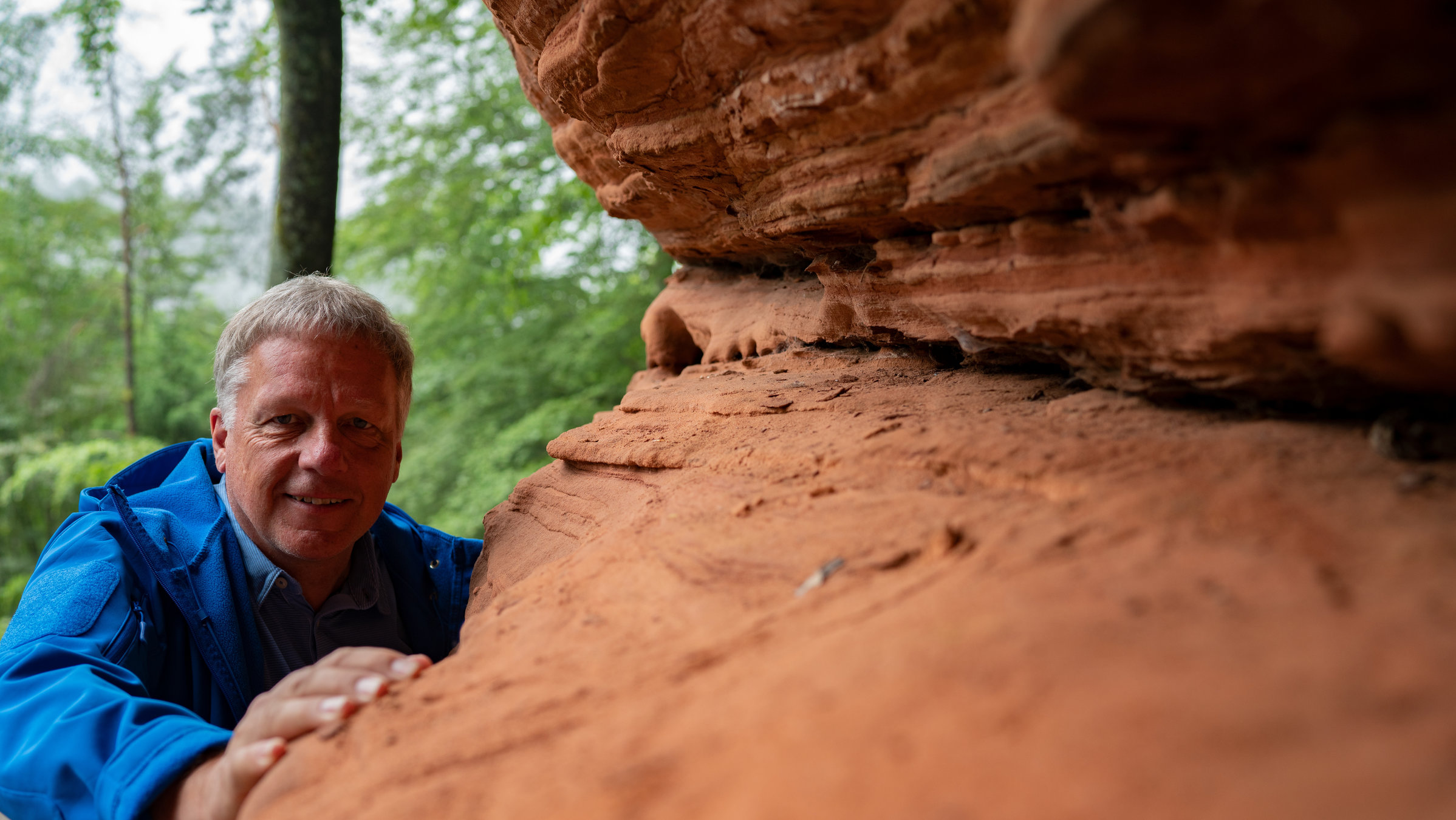 "Terra X: Expedition Deutschland - Das Vermächtnis der Steine (2) - Deutschlands Süden": Colin Devey betastet den roten Sandstein im Pfälzerwald.