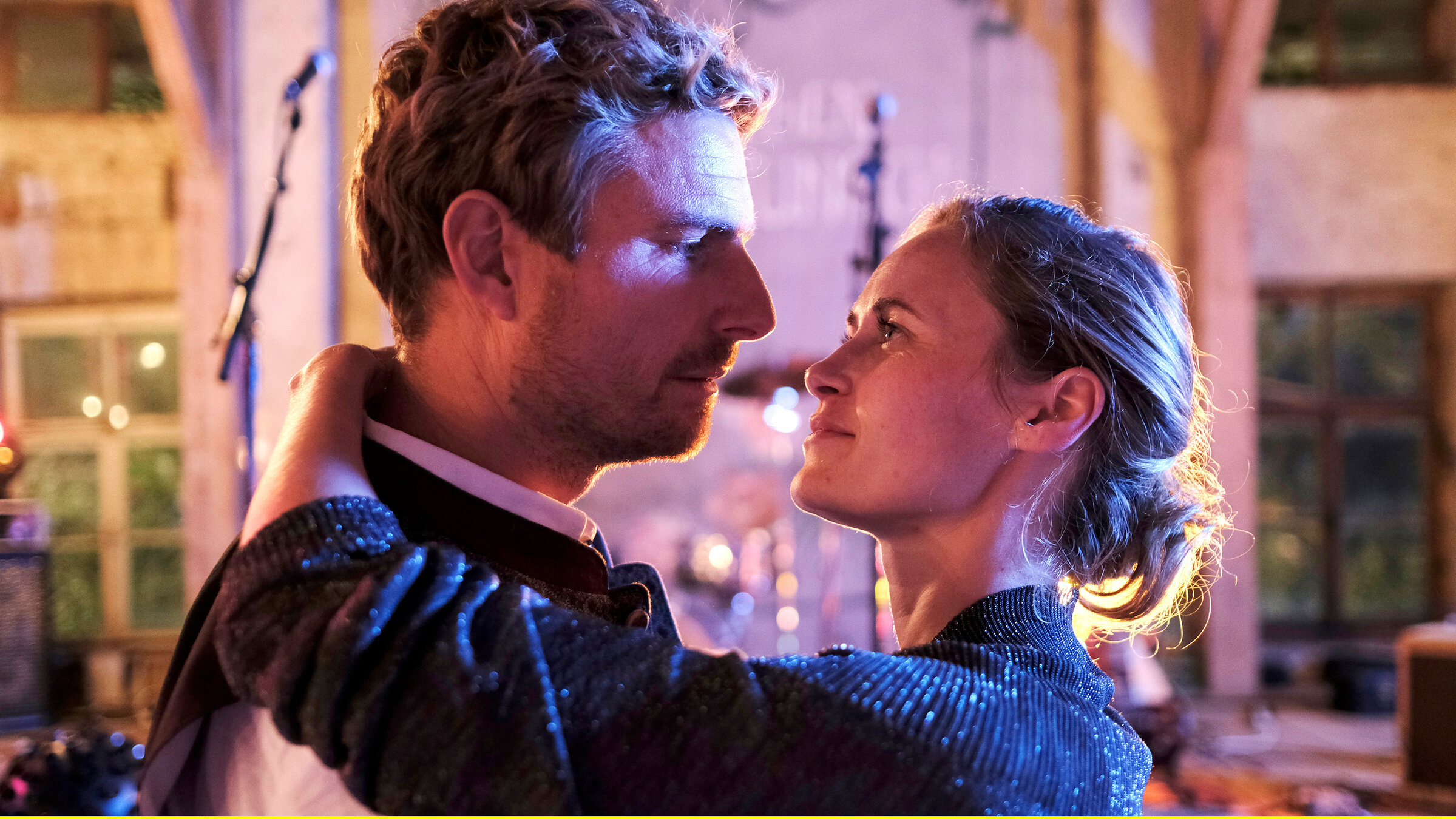 "Schon tausendmal berührt": Ella (Inez Bjørg David) findet Gefallen an Florian (Leo Reisinger).