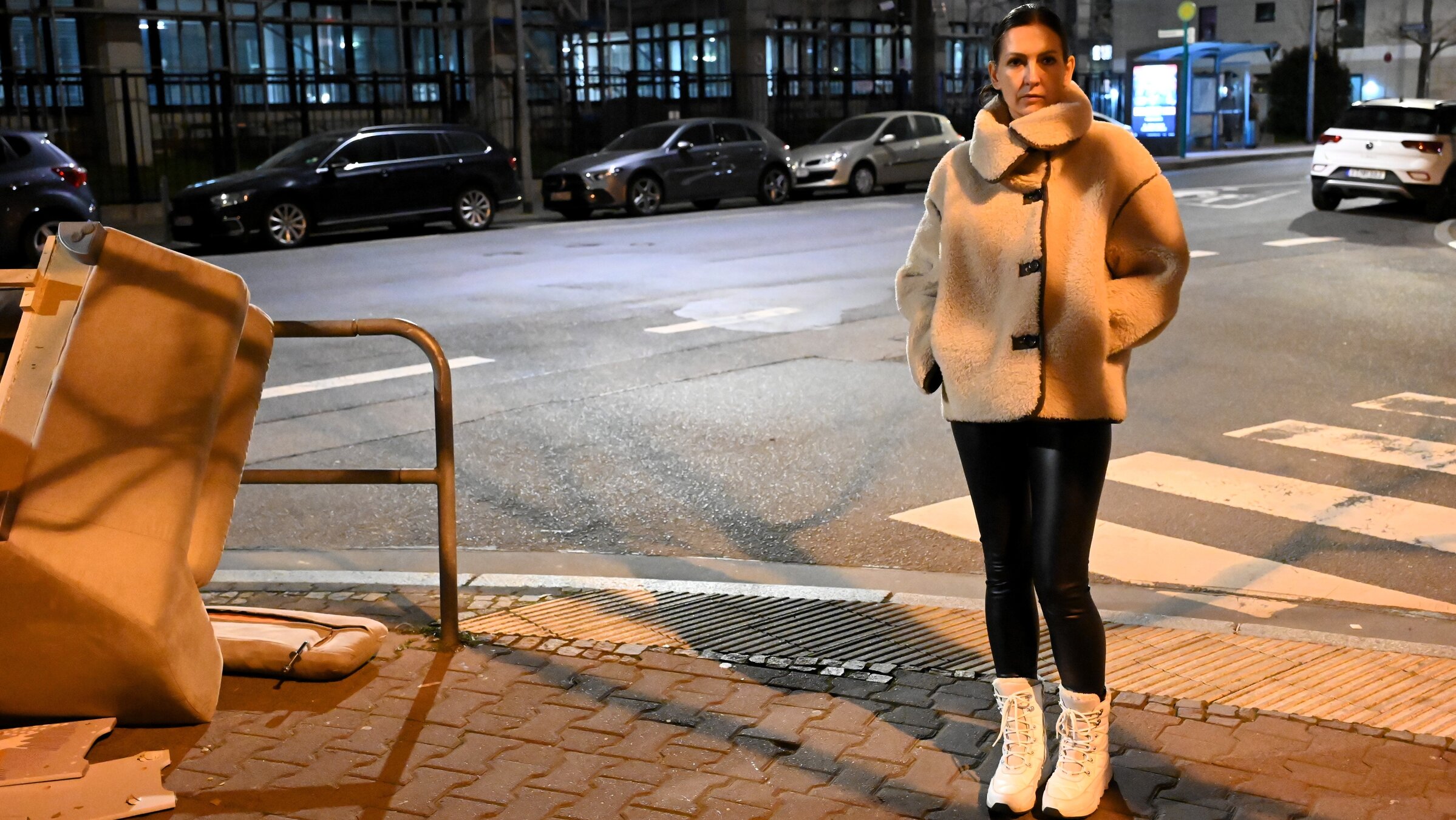 "Femizid - Tödlicher Hass auf Frauen": Ilona steht nachts an einer unbelebten Kreuzung in Frankfurt am Main.