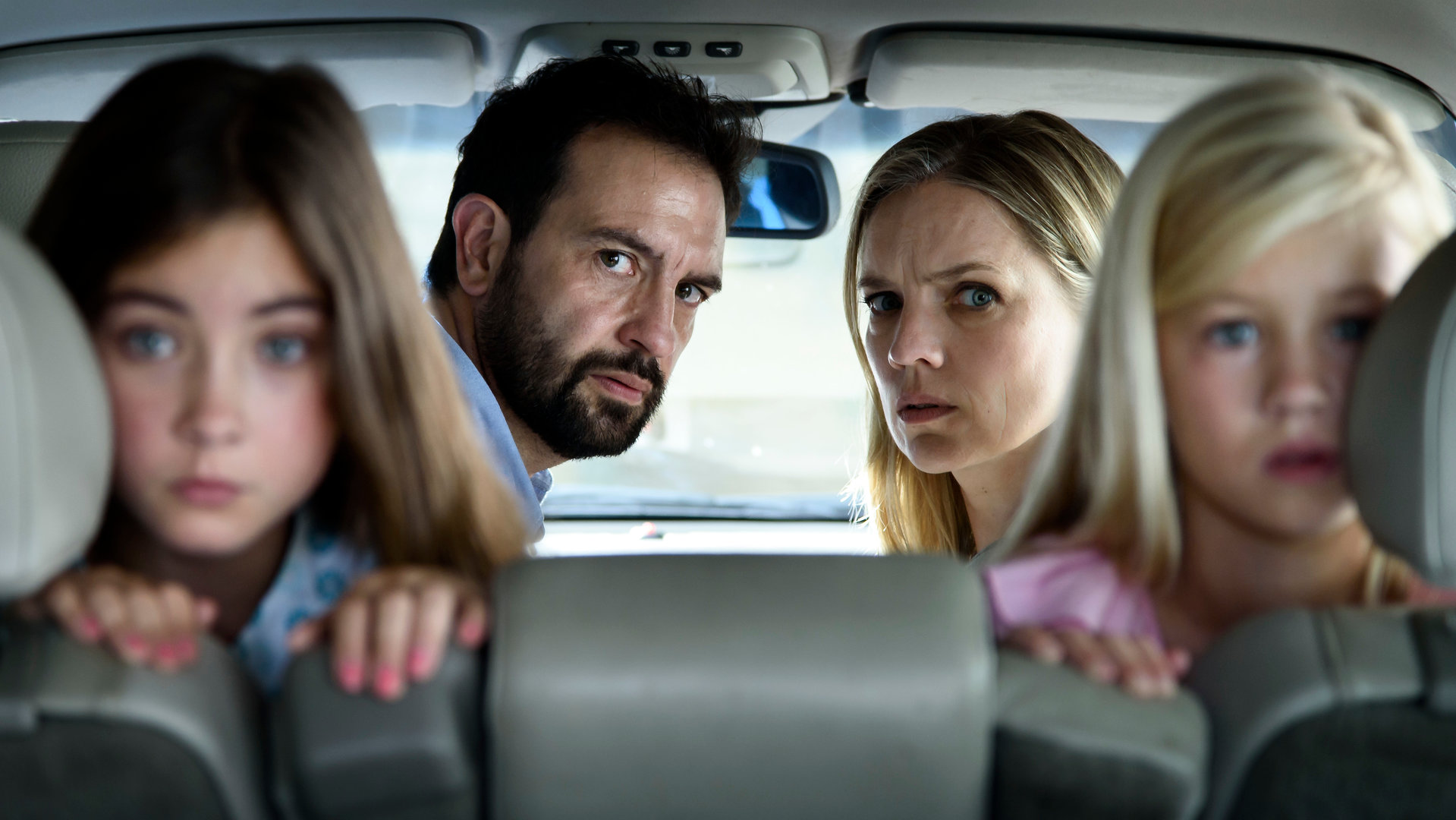 "Halt nicht an!": Hans (Jeroen Spitzenberger) und Diana (Anniek Pheifer) befinden sich rückwärtsgewandt im Inneren ihres Wagens und blicken skeptisch in Richtung der Heckscheibe. Milou (Roosmarijn van der Hoek) und Robine (Liz Vergeer) knien ebenfalls verkehrt herum auf dem Rücksitz und sehen erstaunt durch das Autofenster.