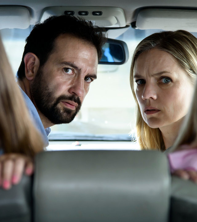 "Halt nicht an!": Hans (Jeroen Spitzenberger) und Diana (Anniek Pheifer) befinden sich rückwärtsgewandt im Inneren ihres Wagens und blicken skeptisch in Richtung der Heckscheibe. Milou (Roosmarijn van der Hoek) und Robine (Liz Vergeer) knien ebenfalls verkehrt herum auf dem Rücksitz und sehen erstaunt durch das Autofenster.