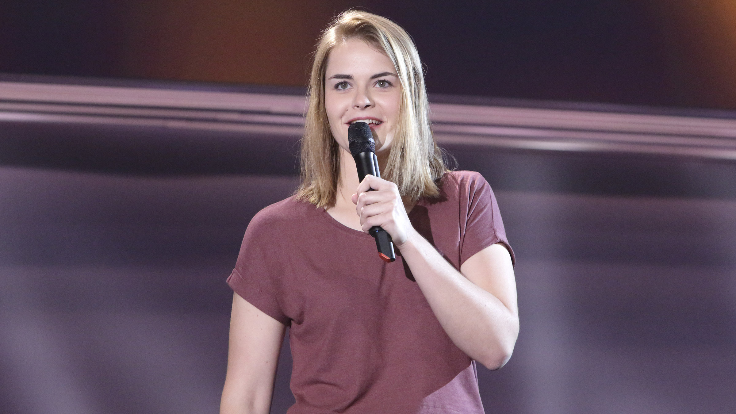 "Hazel Brugger: Hazel Brugger passiert": Hazel Brugger auf der Bühne.