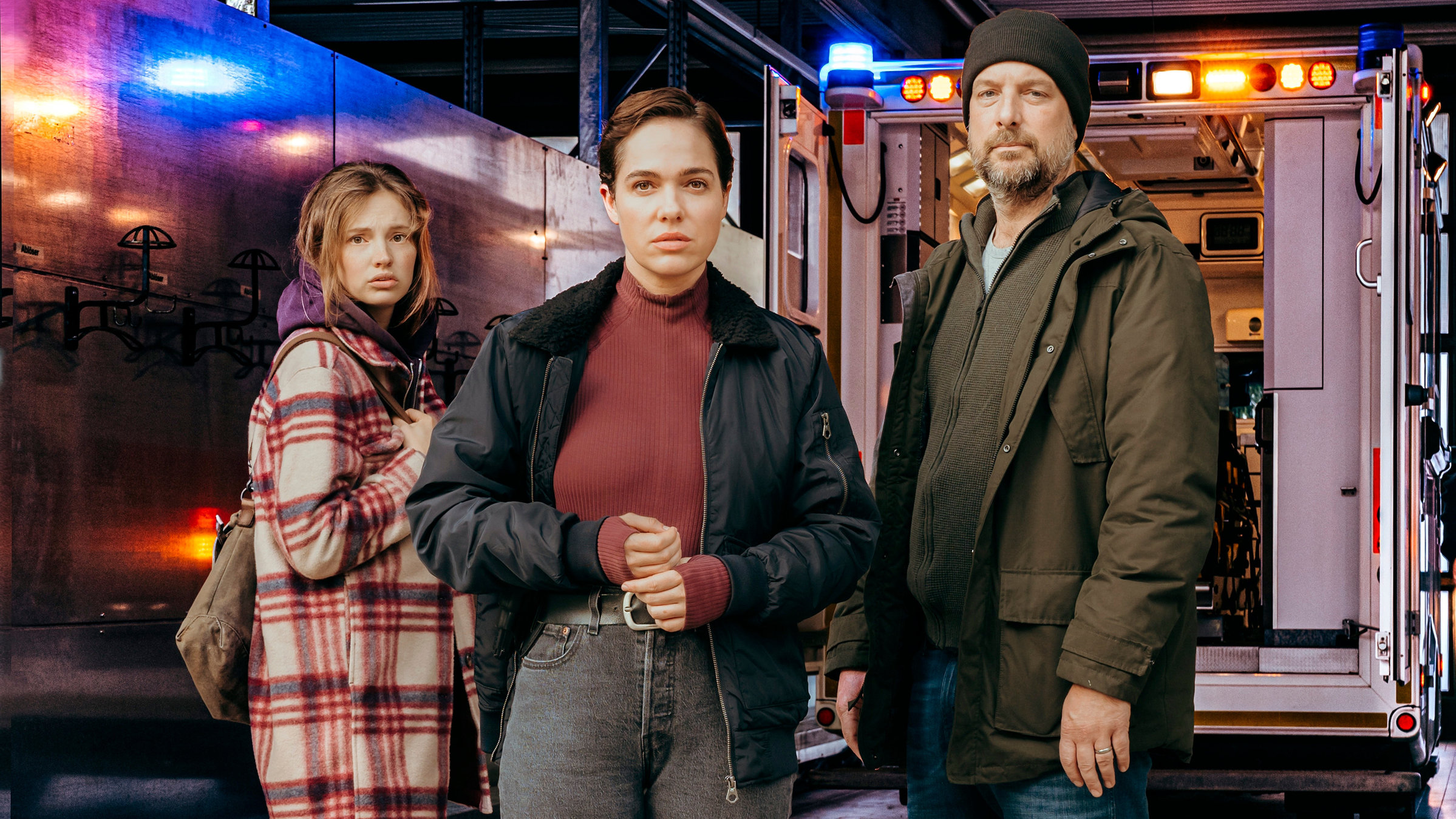 "Polizeiruf 110: Paranoia": Von links: Marta Kizyma (Rolle: Sarah Kant) mit Verena Altenberger (Rolle: Elisabeth „Bessie“ Eyckhoff) und Stephan Zinner (Rolle: Dennis Eden).